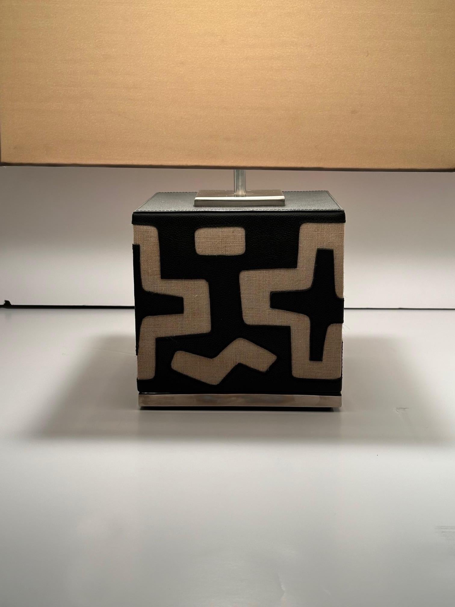 Chic paire de lampes de table à motifs tribaux en tissu moulé en vente 3