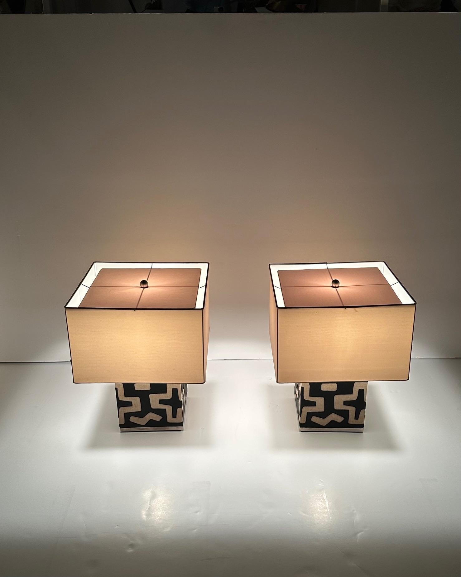 Chic paire de lampes de table à motifs tribaux en tissu moulé en vente 4