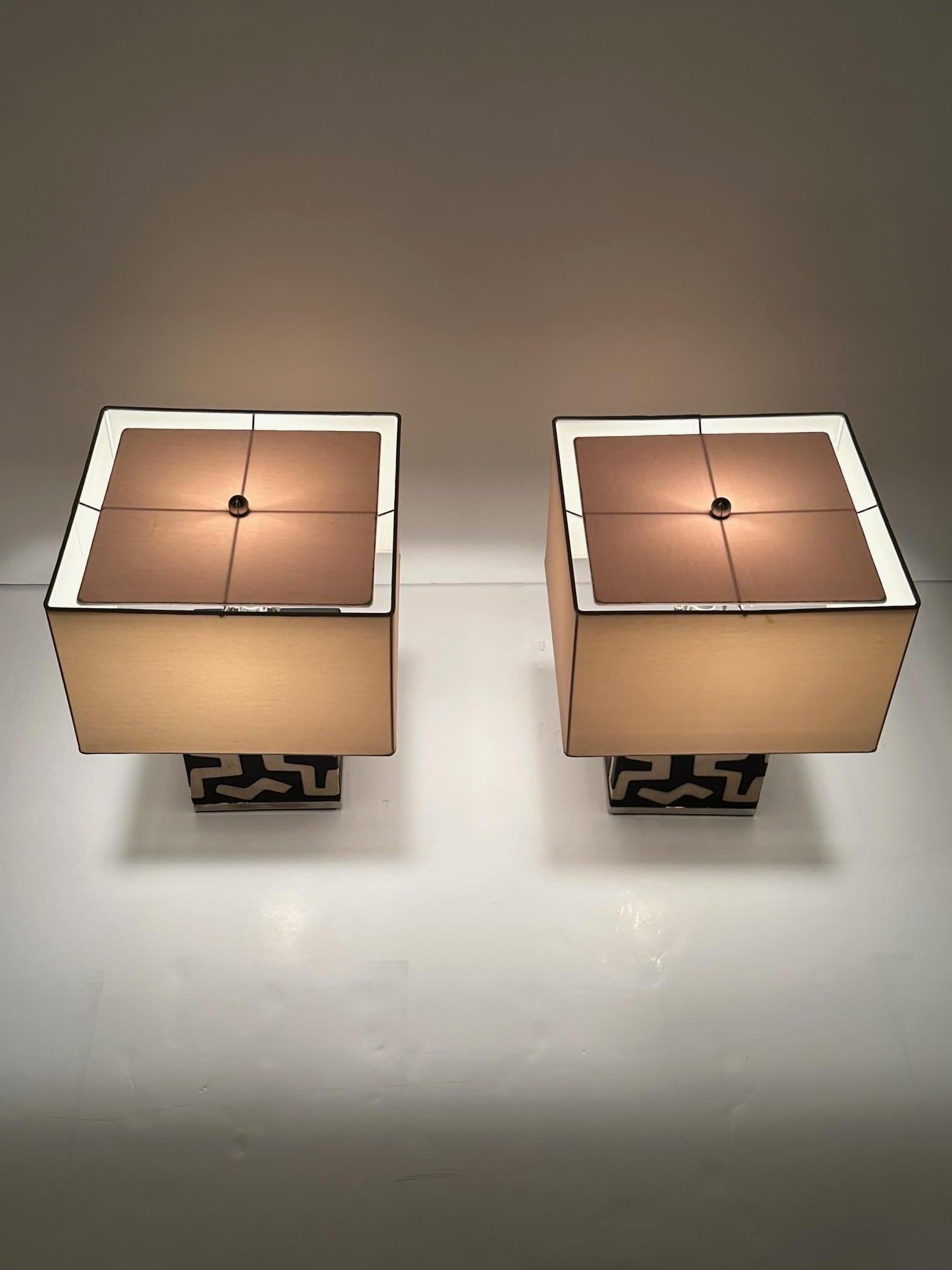 Chic paire de lampes de table à motifs tribaux en tissu moulé en vente 5