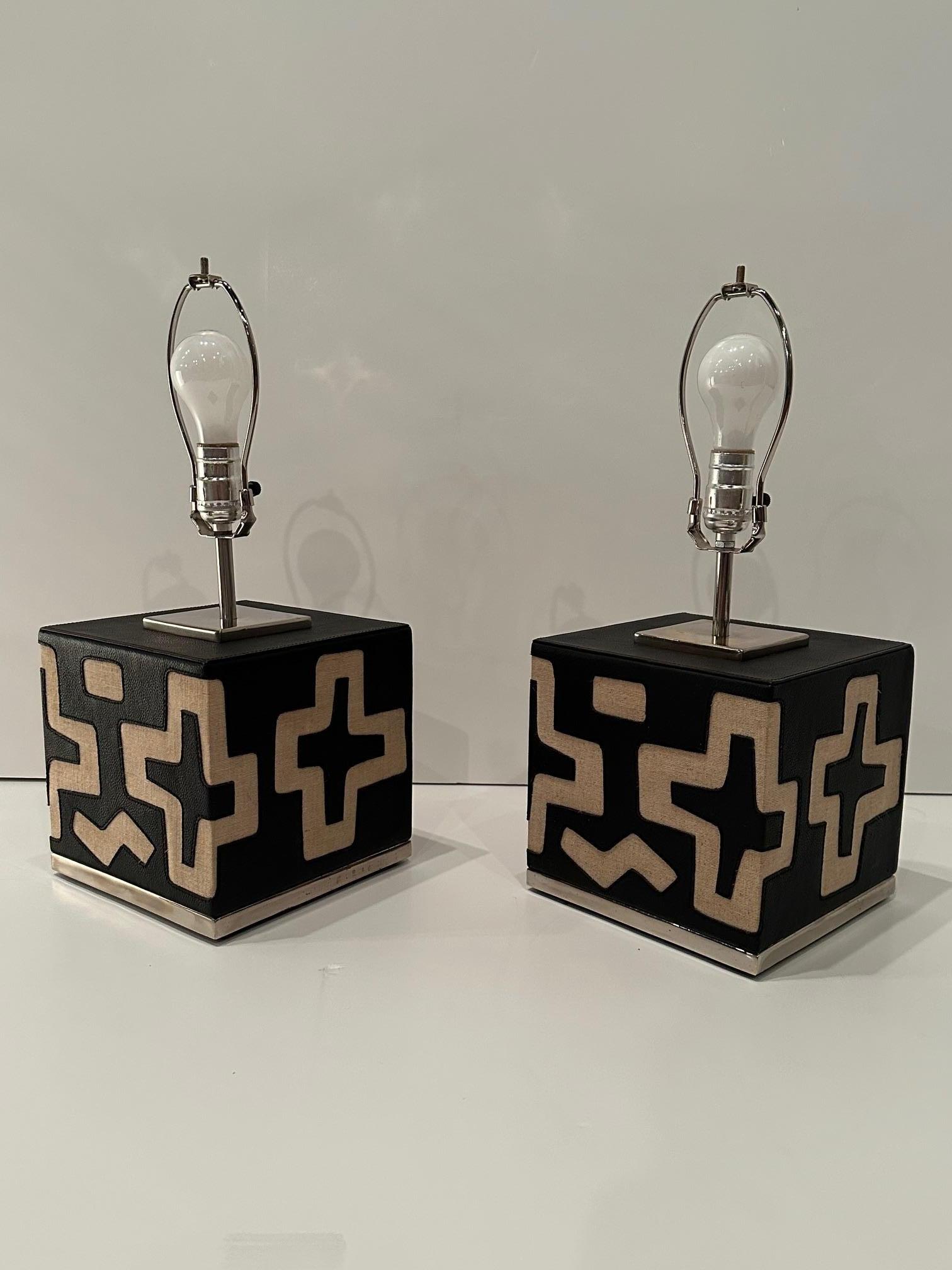 Chic paire de lampes de table à motifs tribaux en tissu moulé en vente 9