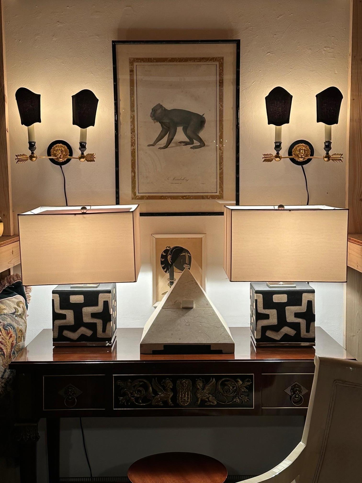 Chic paire de lampes de table à motifs tribaux en tissu moulé en vente 11