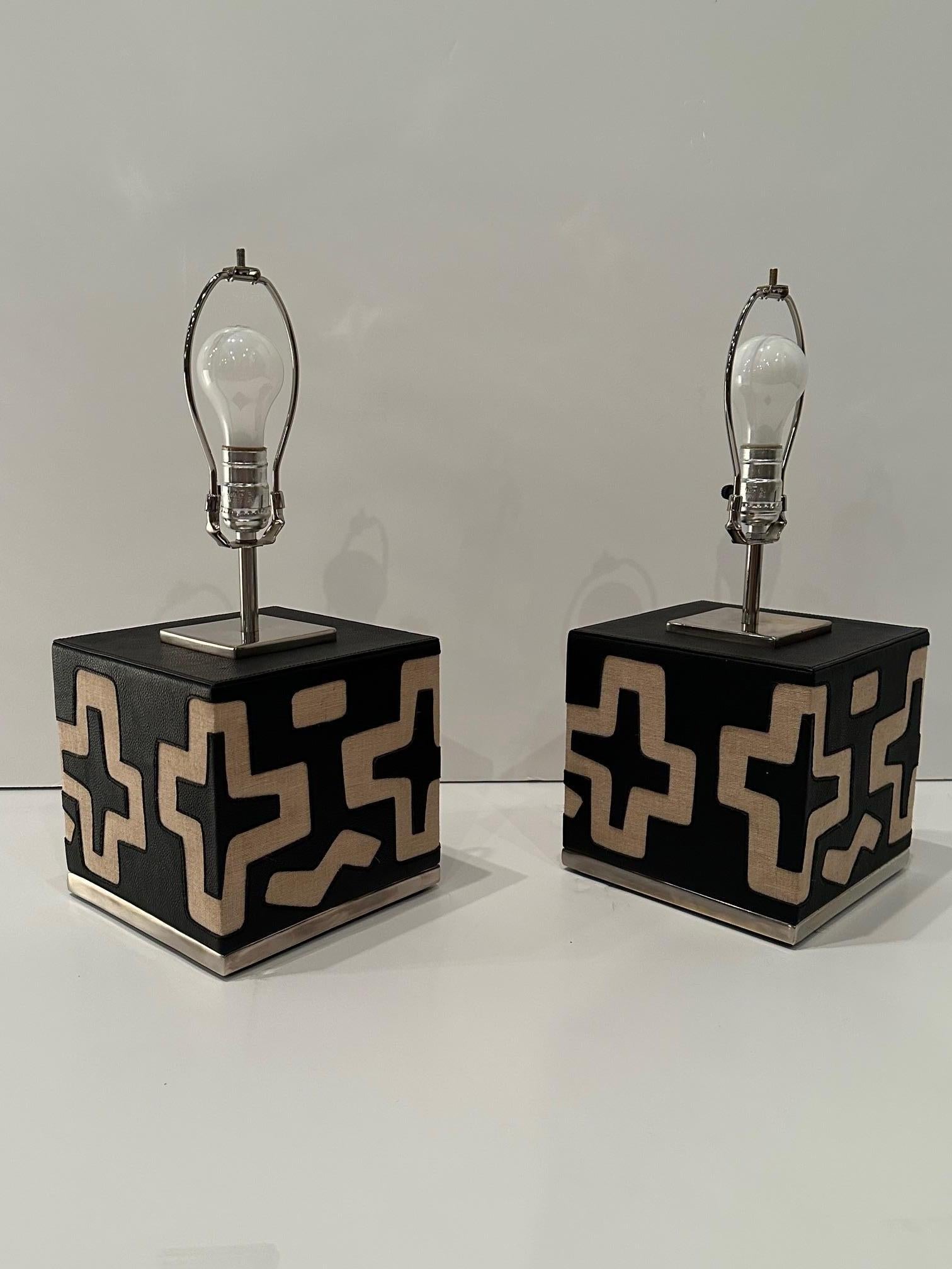 Tribal Chic paire de lampes de table à motifs tribaux en tissu moulé en vente