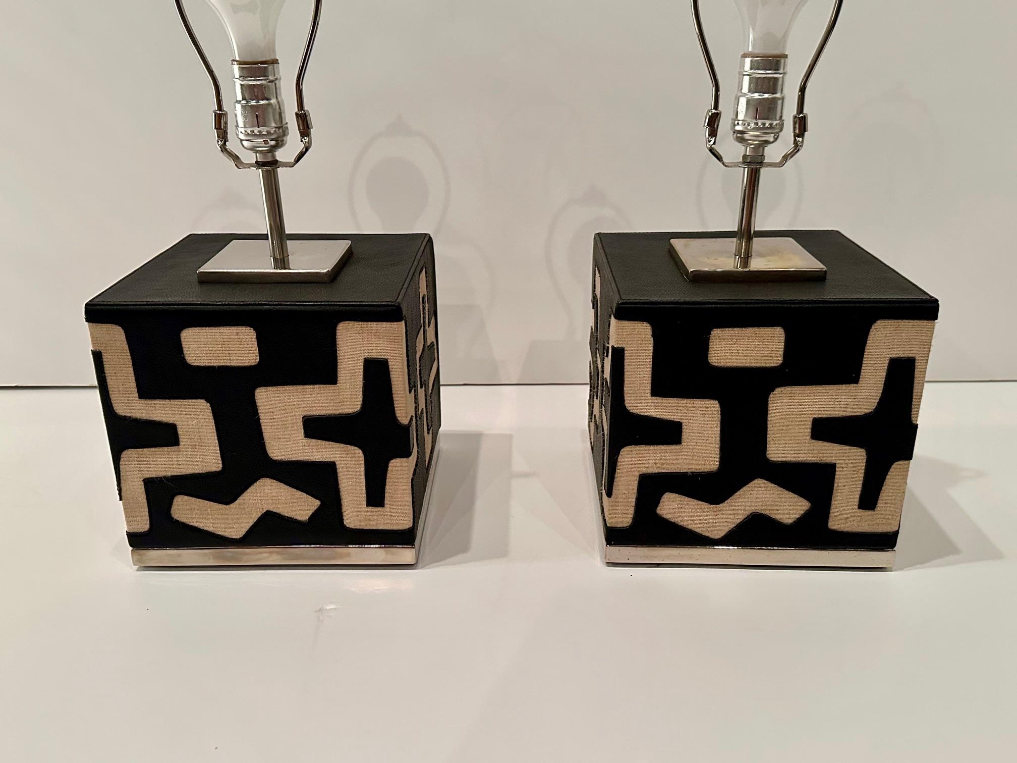 Américain Chic paire de lampes de table à motifs tribaux en tissu moulé en vente