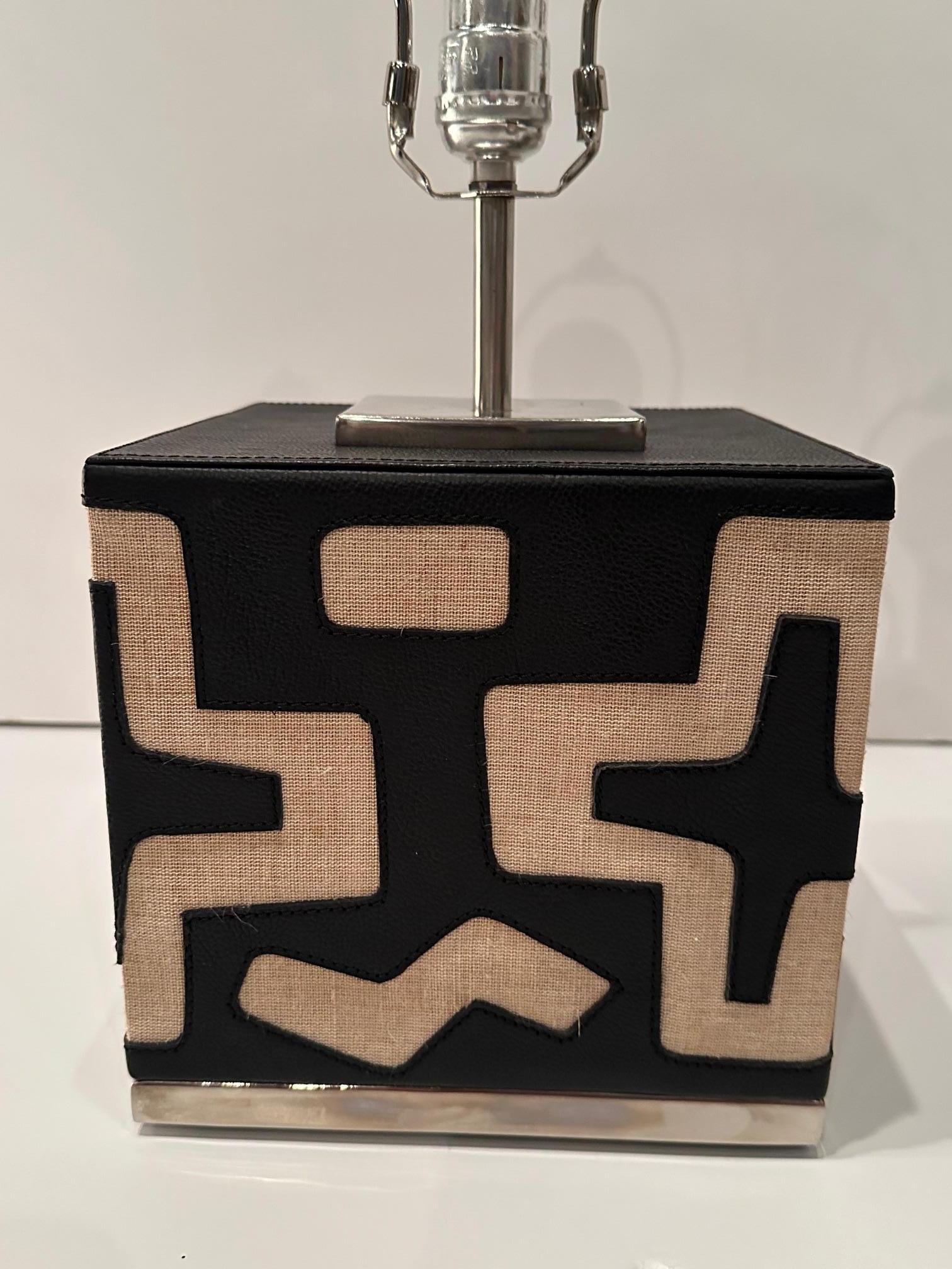 Fin du 20e siècle Chic paire de lampes de table à motifs tribaux en tissu moulé en vente