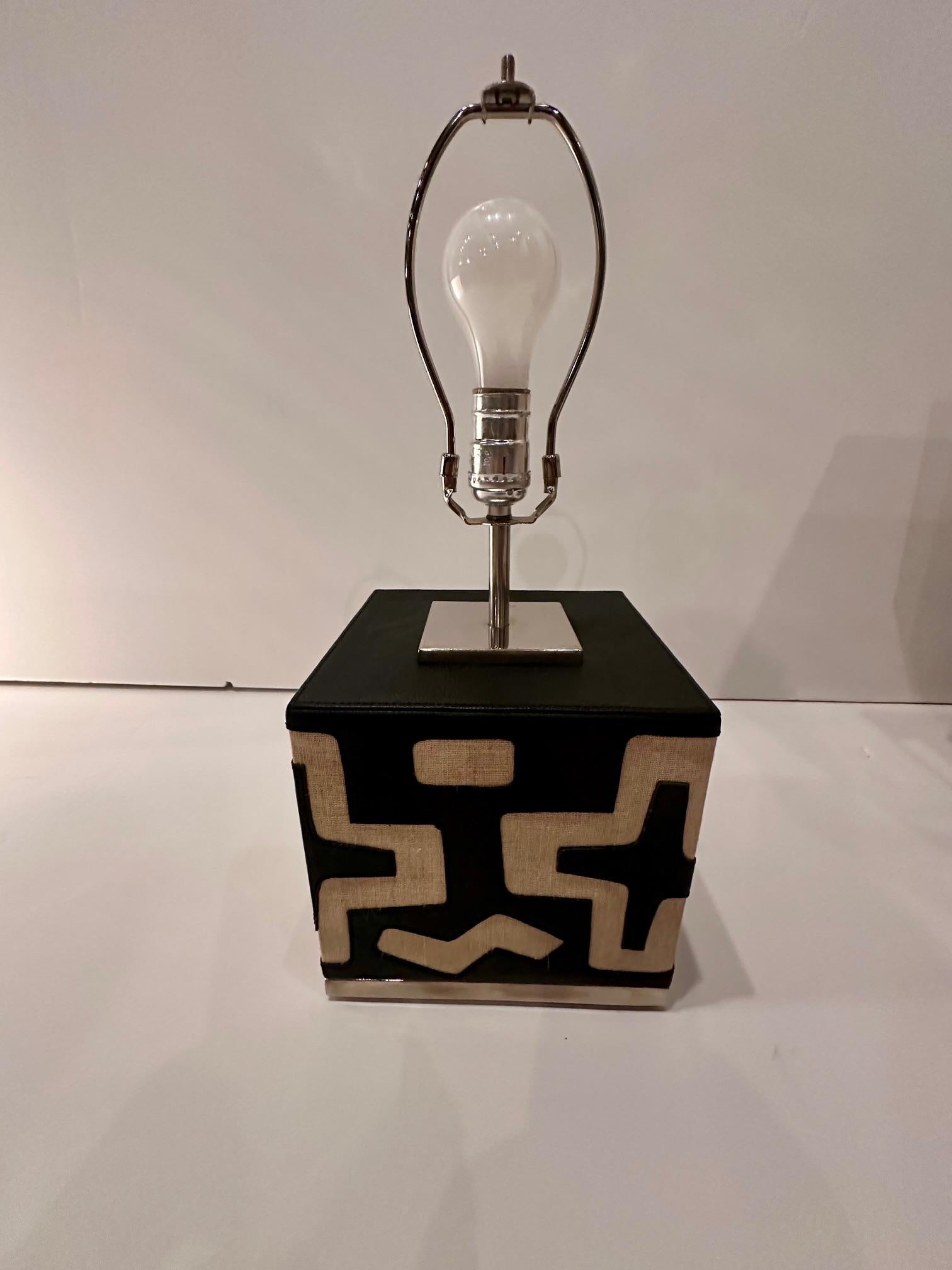 Cuir Chic paire de lampes de table à motifs tribaux en tissu moulé en vente