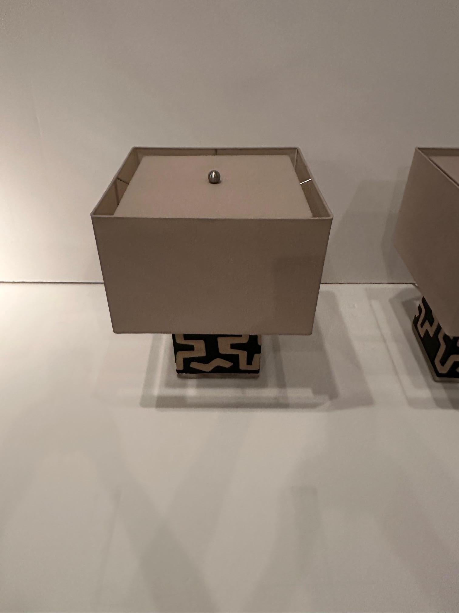 Chic paire de lampes de table à motifs tribaux en tissu moulé en vente 1