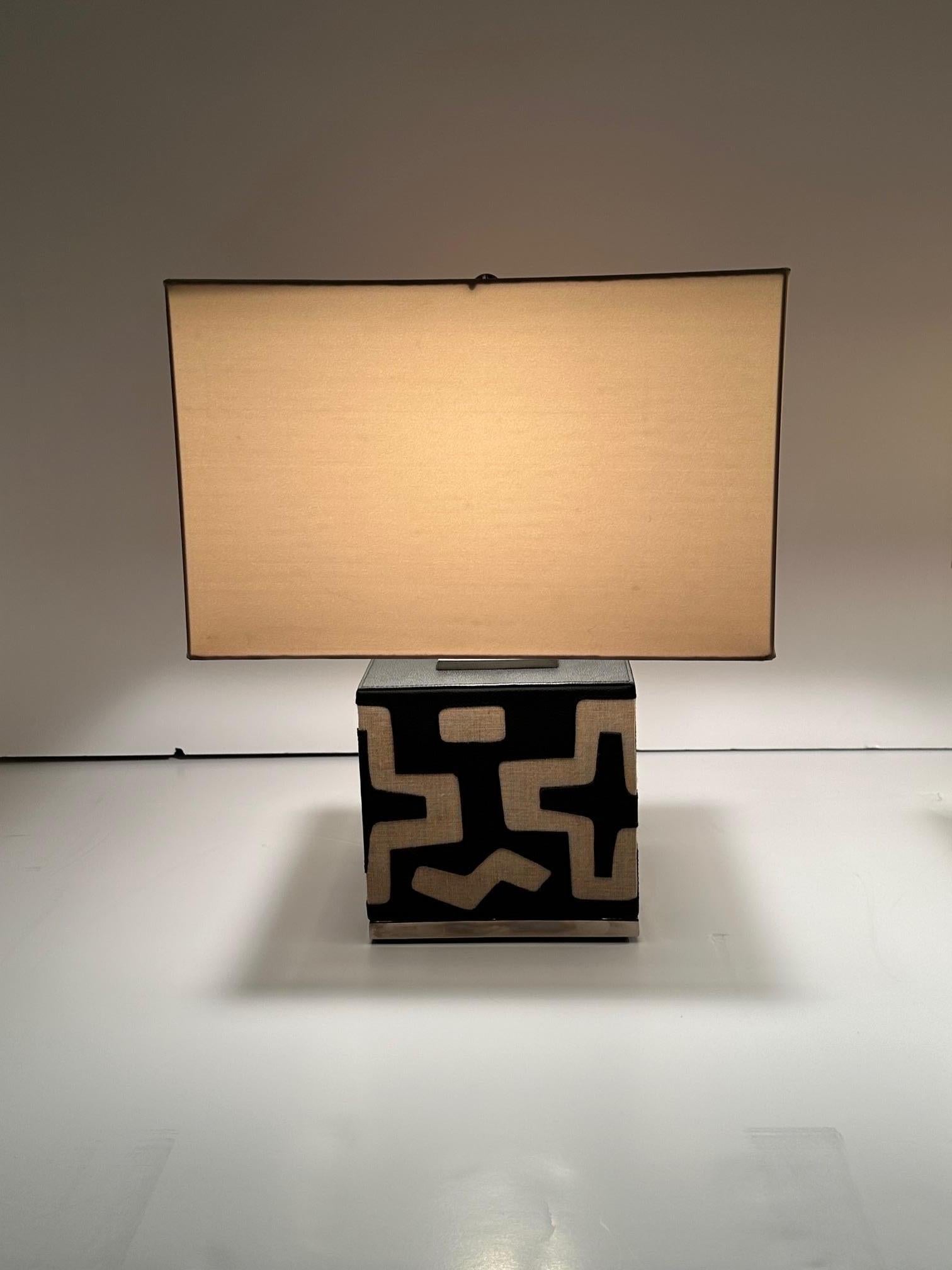 Chic paire de lampes de table à motifs tribaux en tissu moulé en vente 2