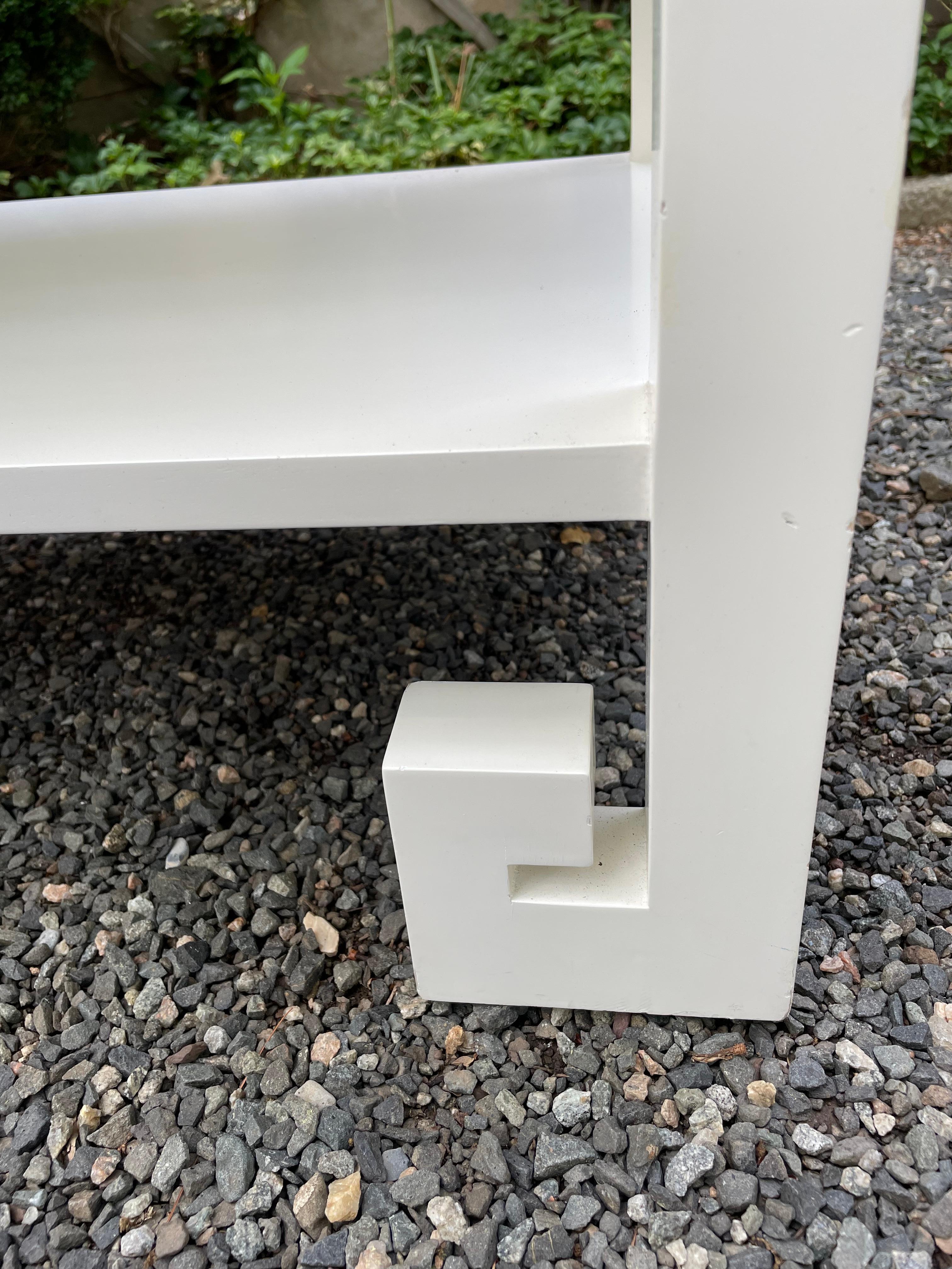 Chic Pair of White Lacquered Nightstands or End Tables with Chinese Style Feet In Good Condition For Sale In Hopewell, NJ