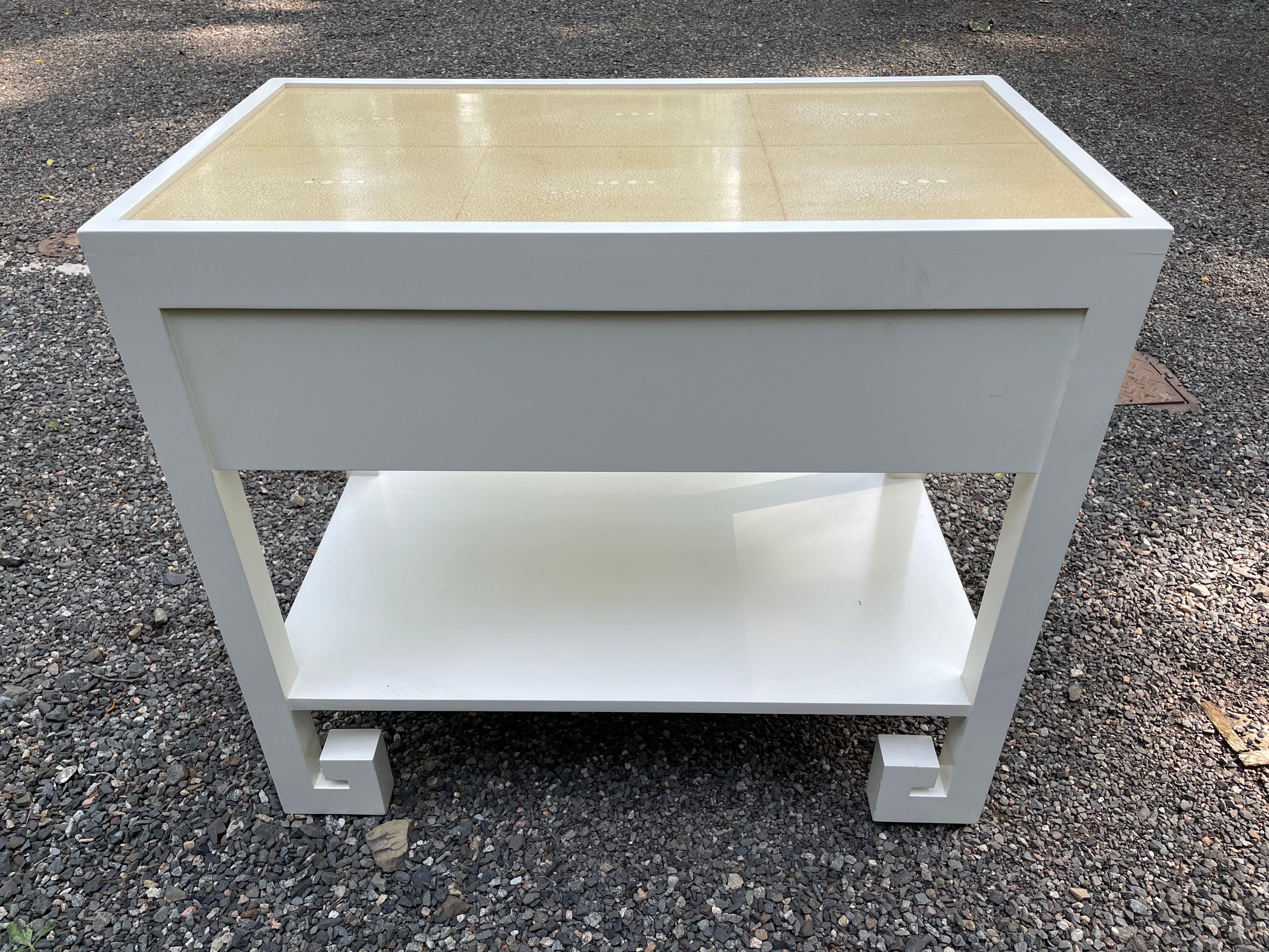 Wood Chic Pair of White Lacquered Nightstands or End Tables with Chinese Style Feet For Sale