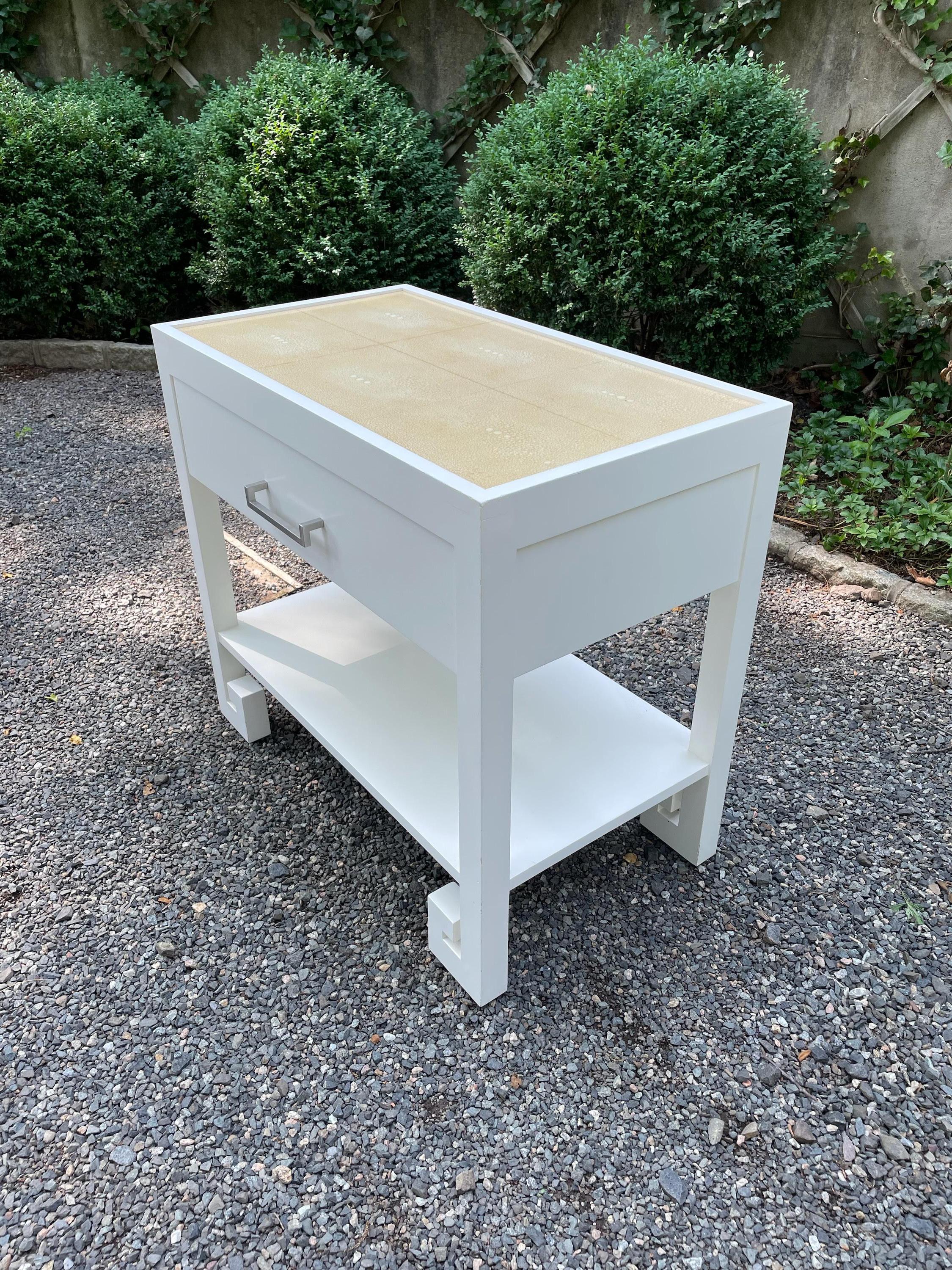 Chic Pair of White Lacquered Nightstands or End Tables with Chinese Style Feet For Sale 1