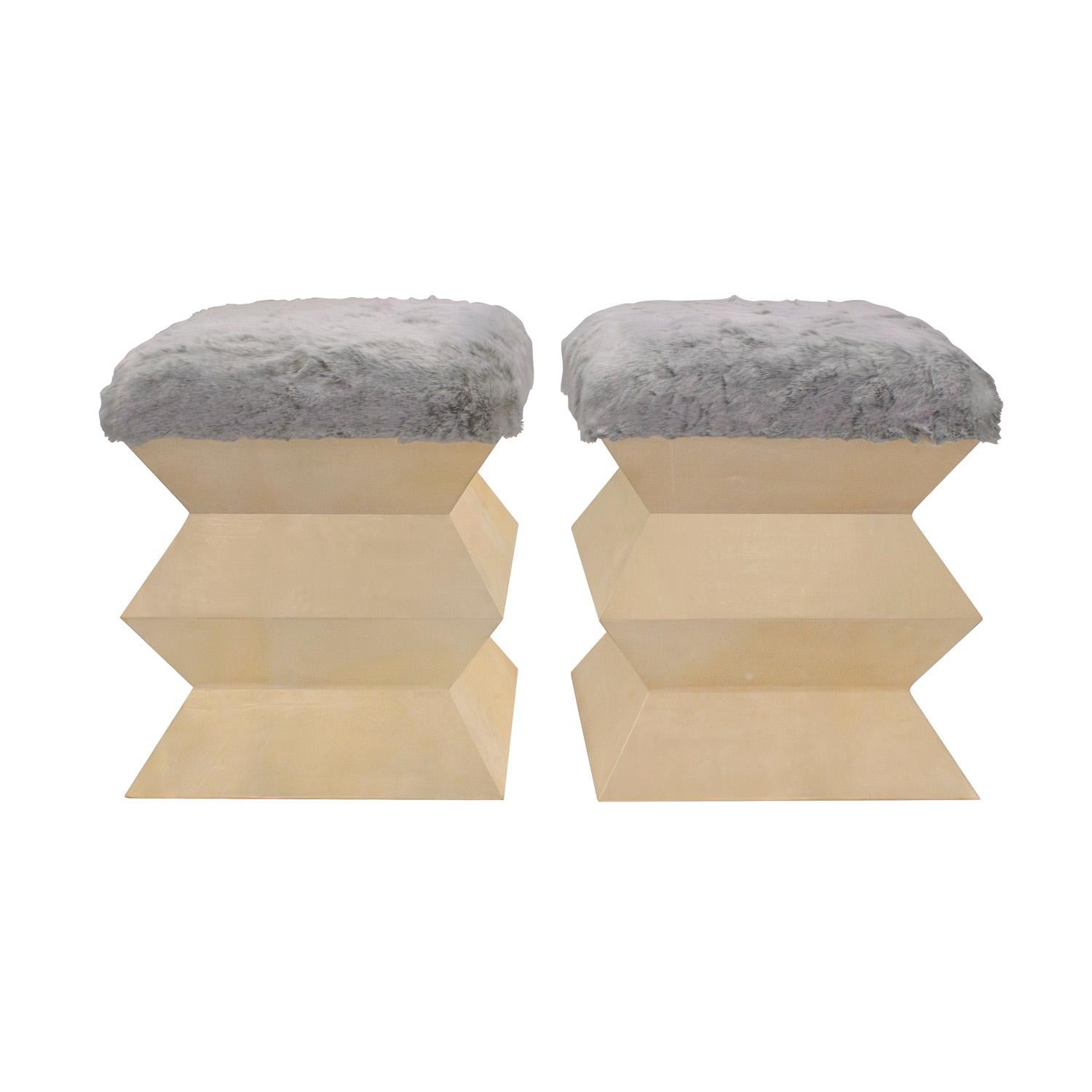 Paire de bancs en zig zag en peau de chèvre laquée avec assise en fausse fourrure grise à la manière de Brancusi, américaine des années 1970. Ces bancs sont magnifiquement réalisés. Ils sont magnifiques sous tous les angles.  Nouveaux sièges en
