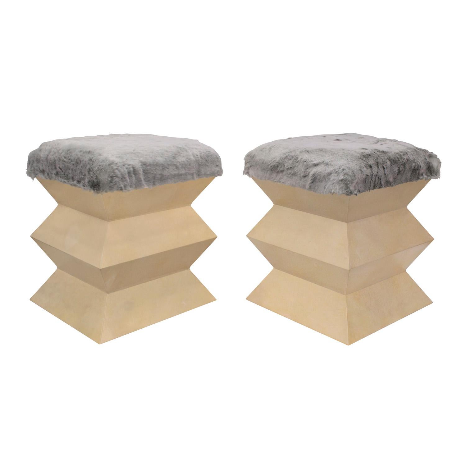 Mid-Century Modern Paire de bancs Zig Zag en peau de chèvre laquée avec sièges en fourrure grise des années 1970 en vente