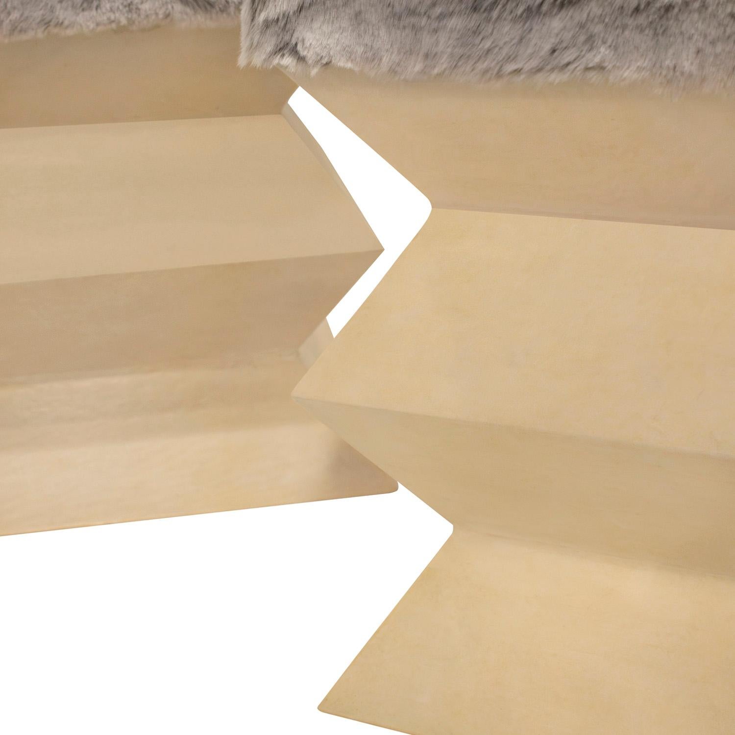 Fait main Paire de bancs Zig Zag en peau de chèvre laquée avec sièges en fourrure grise des années 1970 en vente