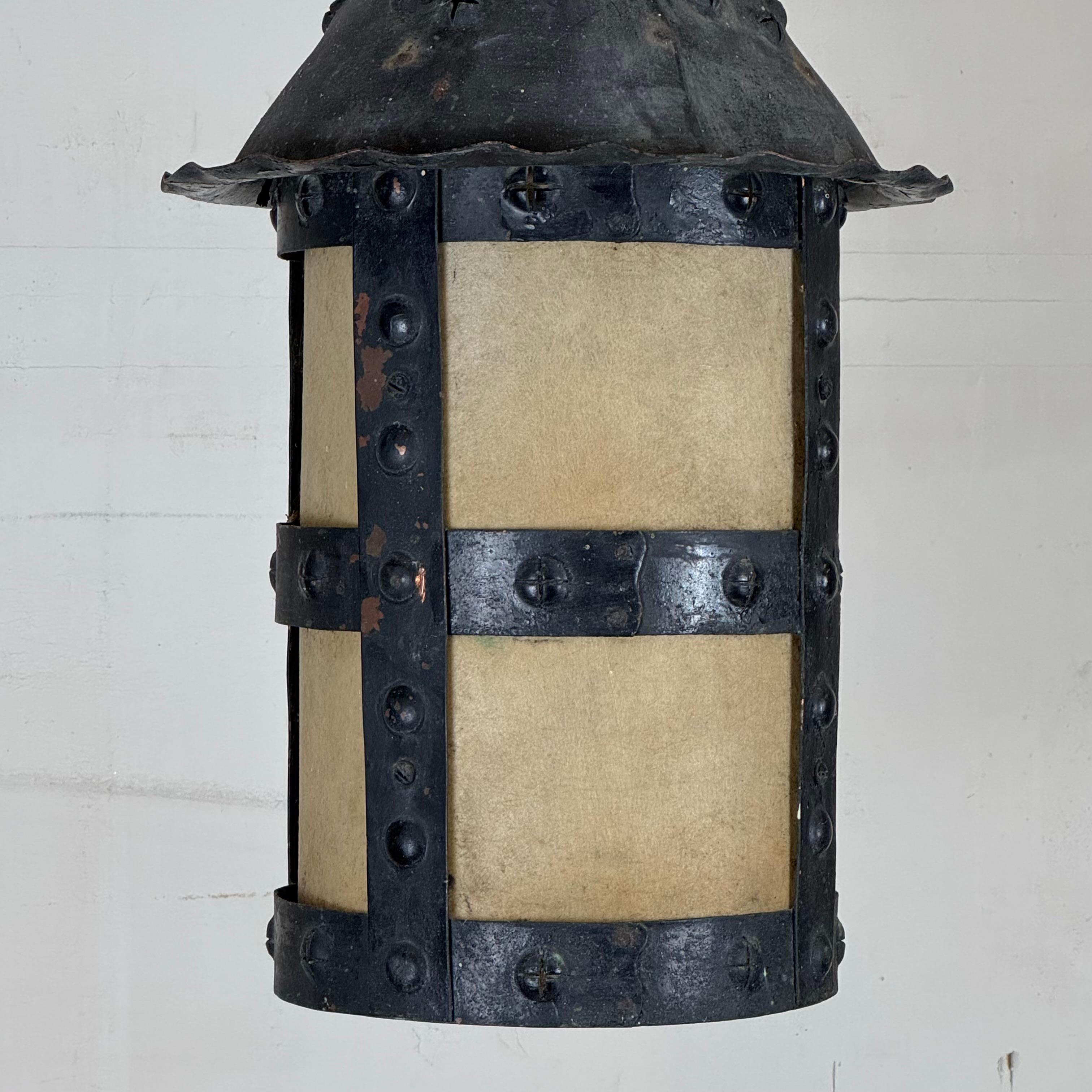 Elegante farol de cobre macizo Patinado Artes y Oficios Americanos principios del siglo XX en venta
