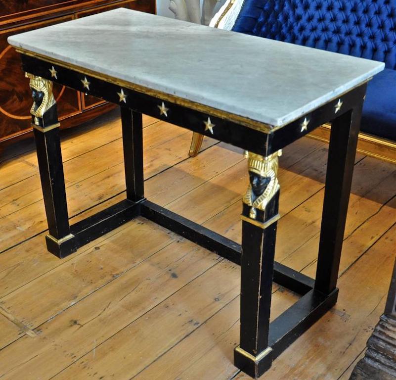 Console Empire italienne d'époque. Pharaon égyptien entièrement sculpté  têtes et le motif de l'étoile. Ebonisé, il est très chic. Plateau en marbre ancien.