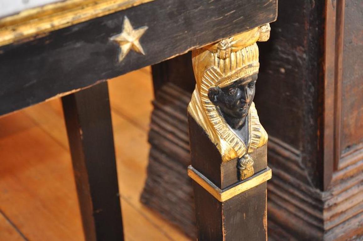 Néo-égyptien Console néoclassique ou empire italienne d'époque chic, sculptée et dorée en vente