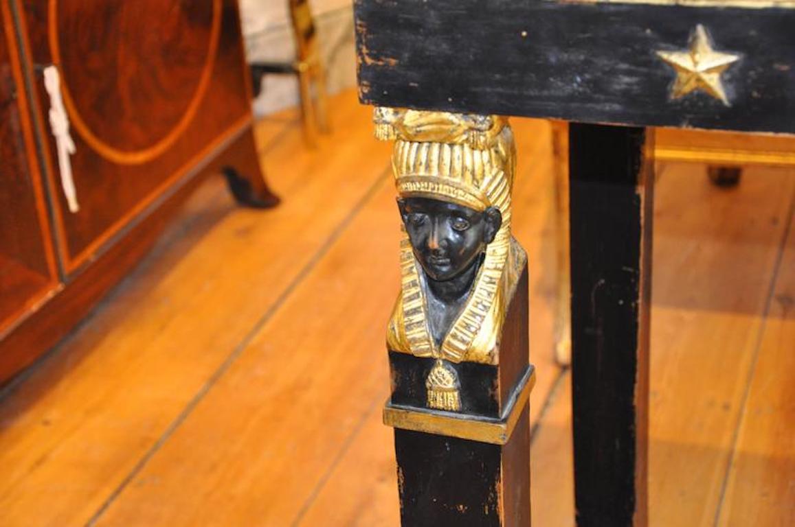 Ébénisé Console néoclassique ou empire italienne d'époque chic, sculptée et dorée en vente