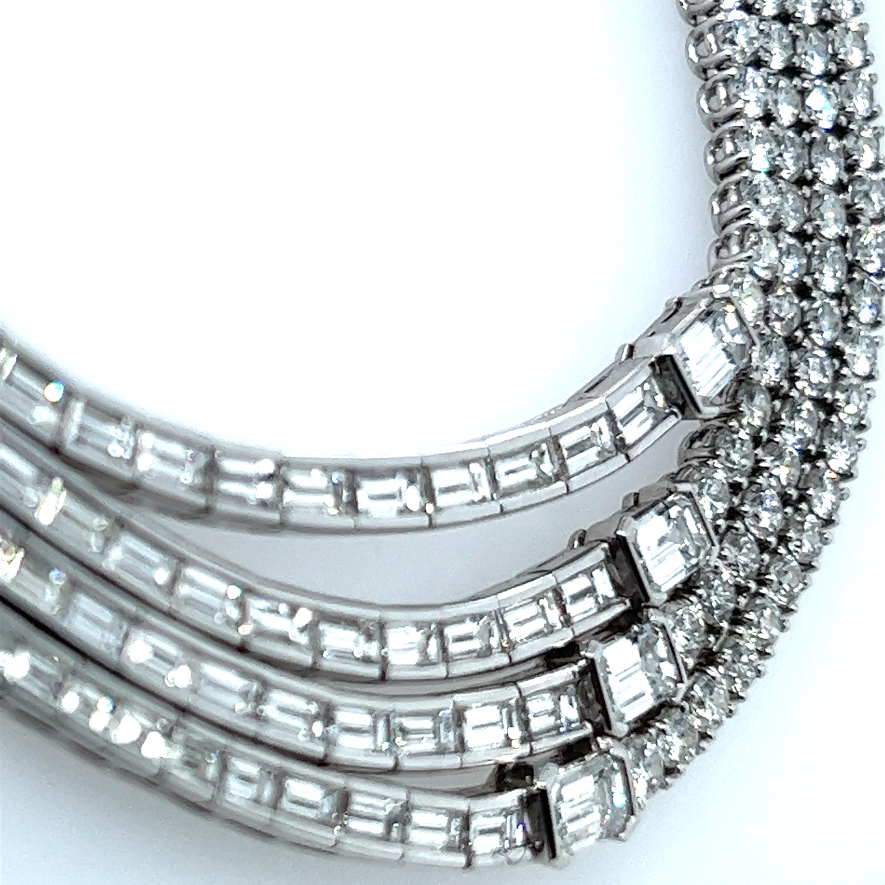 Schicke Halskette aus Platin und Diamanten (Smaragdschliff) im Angebot