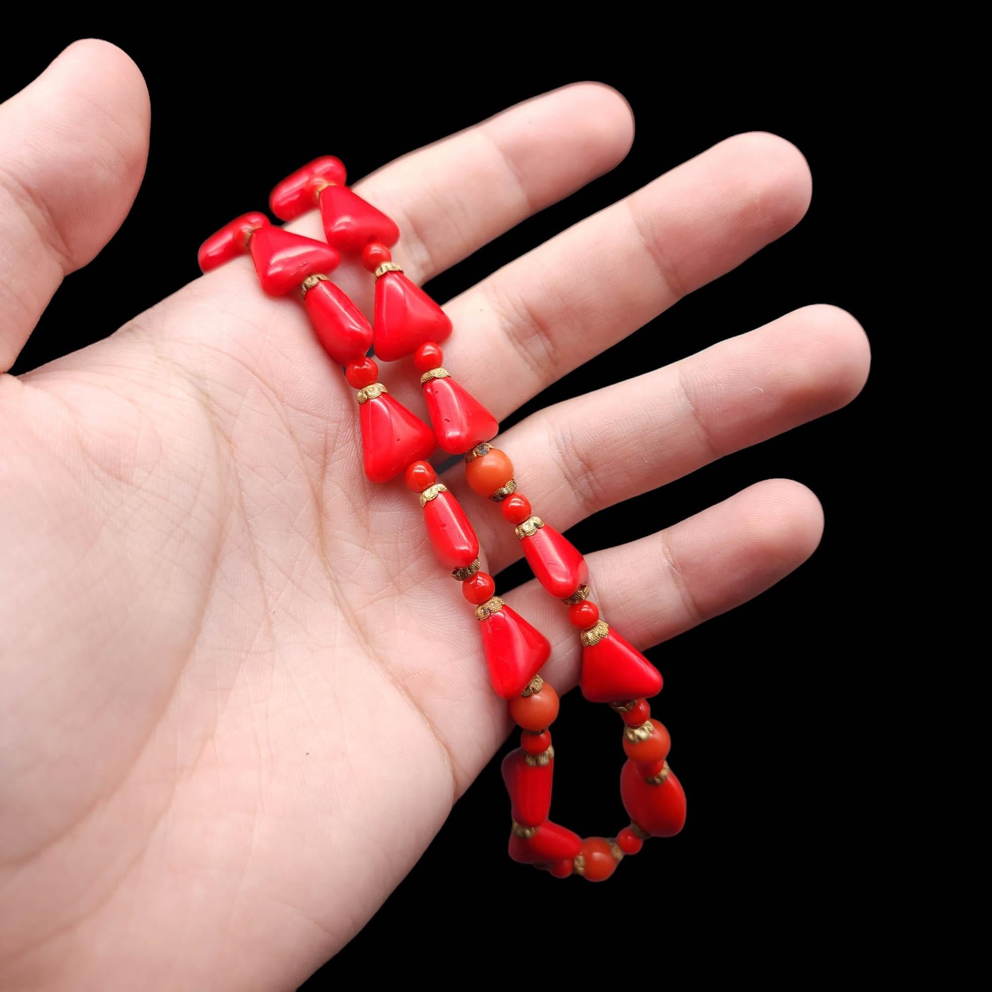 Chic Halskette aus rotem Lucite-Perlen, dreieckiger und runder Perlenverschluss mit Goldverzierung, Vintage im Zustand „Hervorragend“ im Angebot in Milford, DE
