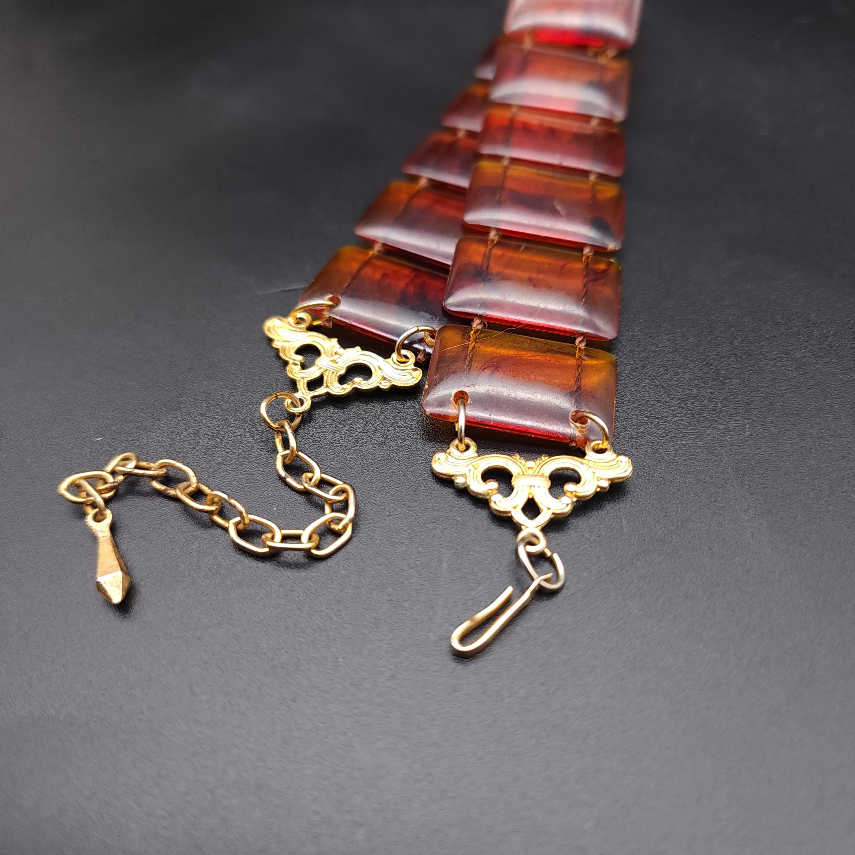 Chic Halskette aus rotem Lucite-Perlen, dreieckiger und runder Perlenverschluss mit Goldverzierung, Vintage für Damen oder Herren im Angebot