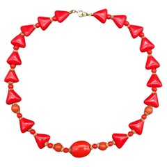 Chic Halskette aus rotem Lucite-Perlen, dreieckiger und runder Perlenverschluss mit Goldverzierung, Vintage