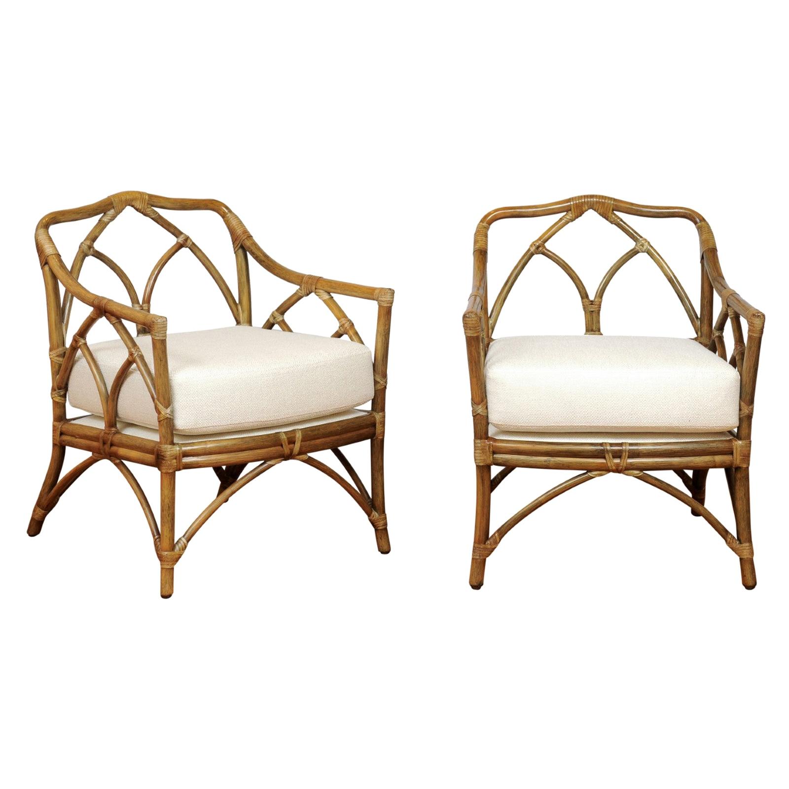 Paire de fauteuils de salon chics à dossier cathédrale modernes restaurés par McGuire, vers 1975