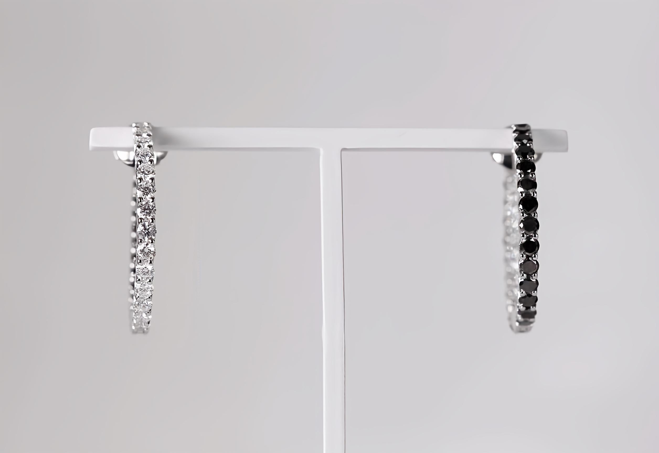 Chic Reversible Black and White Diamond Earrings in 18kt White Gold For Sale 2