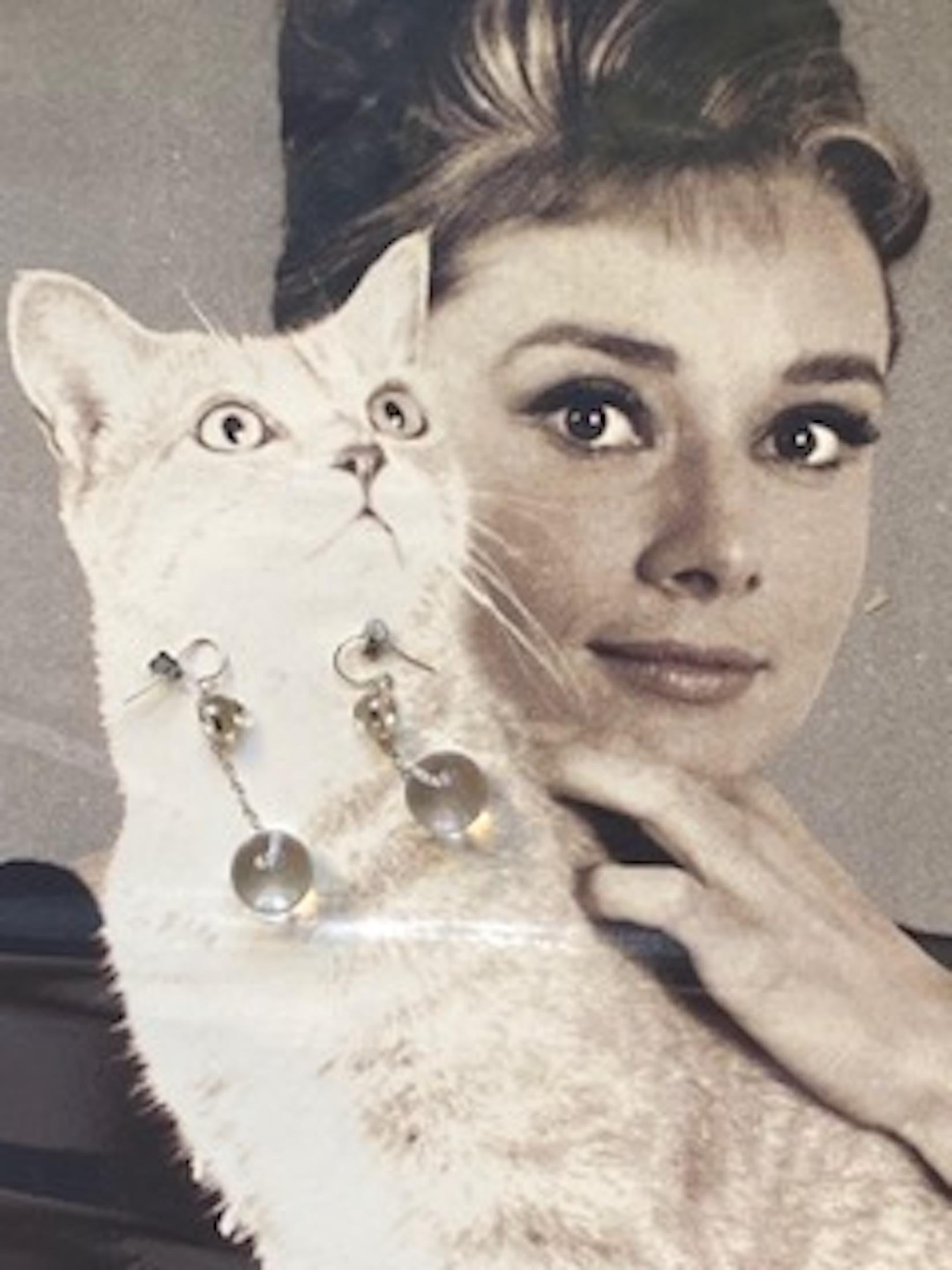 Taille ronde Boucles d'oreilles pendantes chic boule en cristal de roche Rom April in Paris Designs en vente