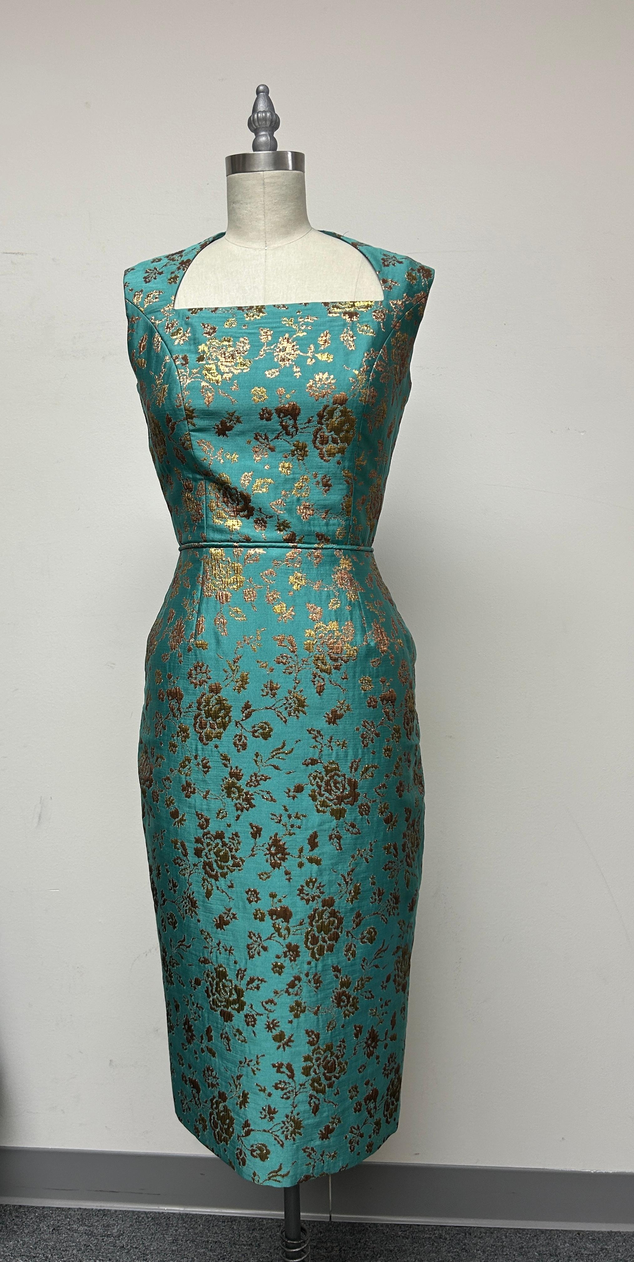 Exquisito tejido brocado francés en el más  francés poético
 combinación de colores de oro rosa y turquesa....casi como una joya. Un vestido brillante y sensualmente entallado que tiene en cuenta todas las curvas. El exquisito oro rosa combinado con