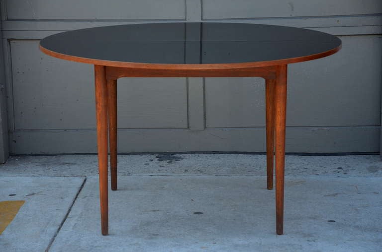 Elegante Mesa Escandinava de Teca con Duradero Tablero de Laminado Negro Moderno de mediados de siglo en venta