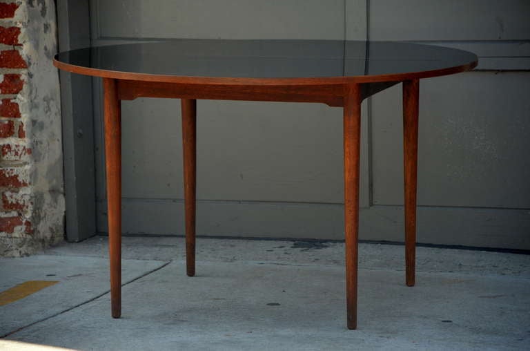 Elegante Mesa Escandinava de Teca con Duradero Tablero de Laminado Negro Danés en venta