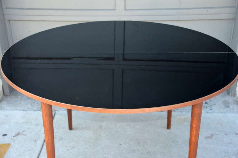 Elegante Mesa Escandinava de Teca con Duradero Tablero de Laminado Negro en Bueno estado para la venta en Los Angeles, CA