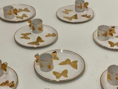 Chic Set von 12 Schmetterlingstellern und Tassen aus italienischer Keramik in Gold und Weiß mit Schmetterlingsmotiven