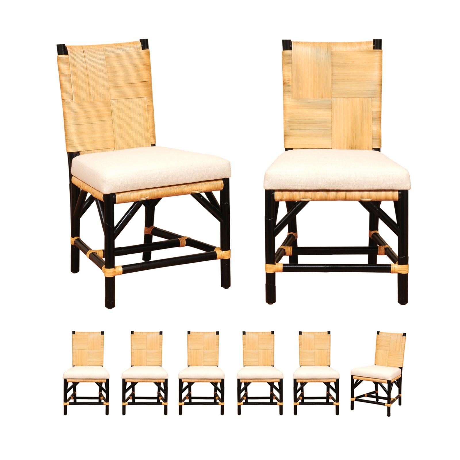 Un sublime set di otto (8) sedie da pranzo di John Hutton per Donghia, circa 1995. Il design chic di Hutton è chiaramente influenzato dai rivoluzionari esempi di sedute prodotte da Adrien Audoux and Frida Minet, intorno al 1950. Struttura robusta e