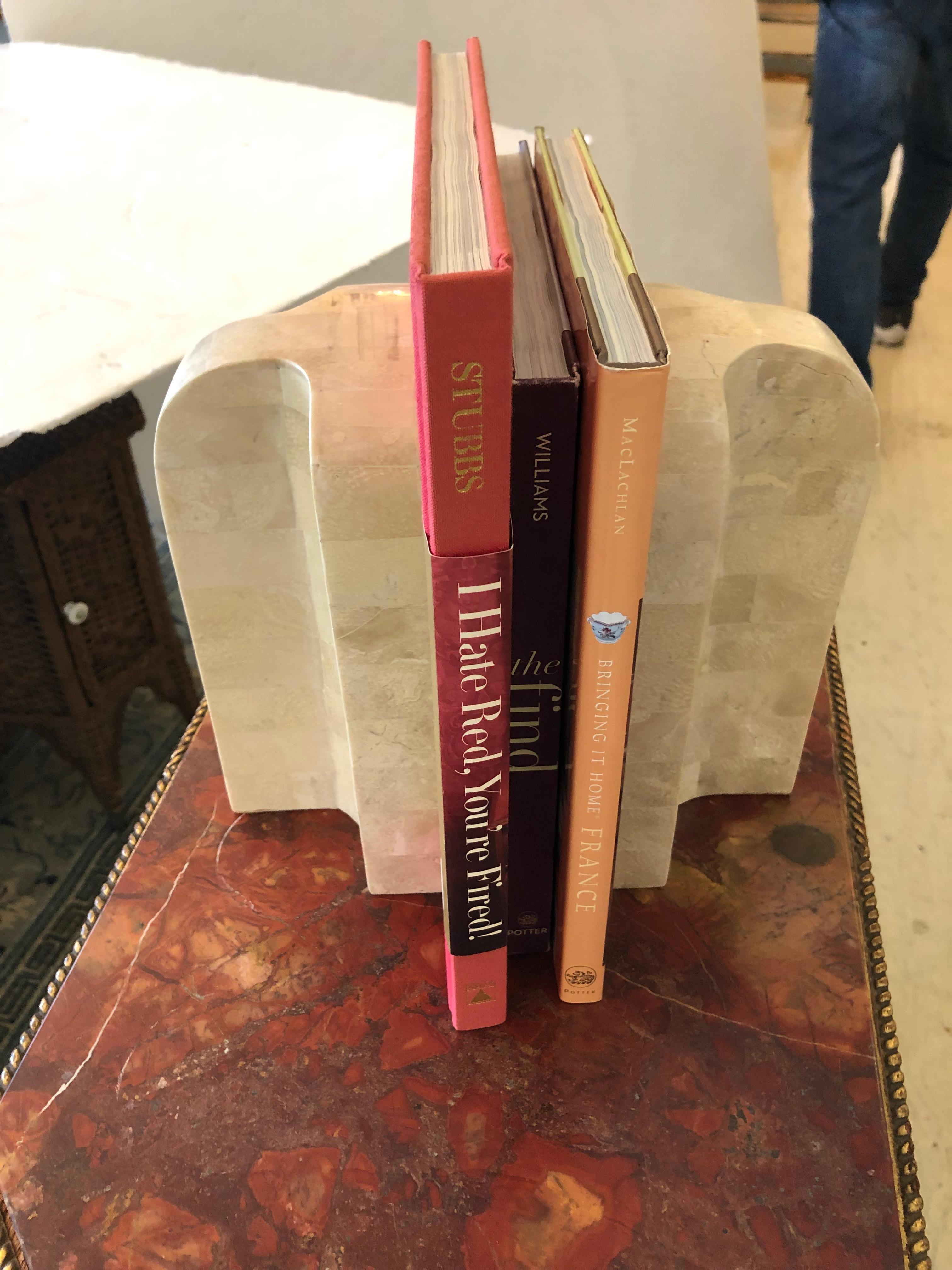 Fin du 20e siècle Ensemble chic de serre-livres et bougeoirs en pierre tessellée de style mi-siècle moderne en vente