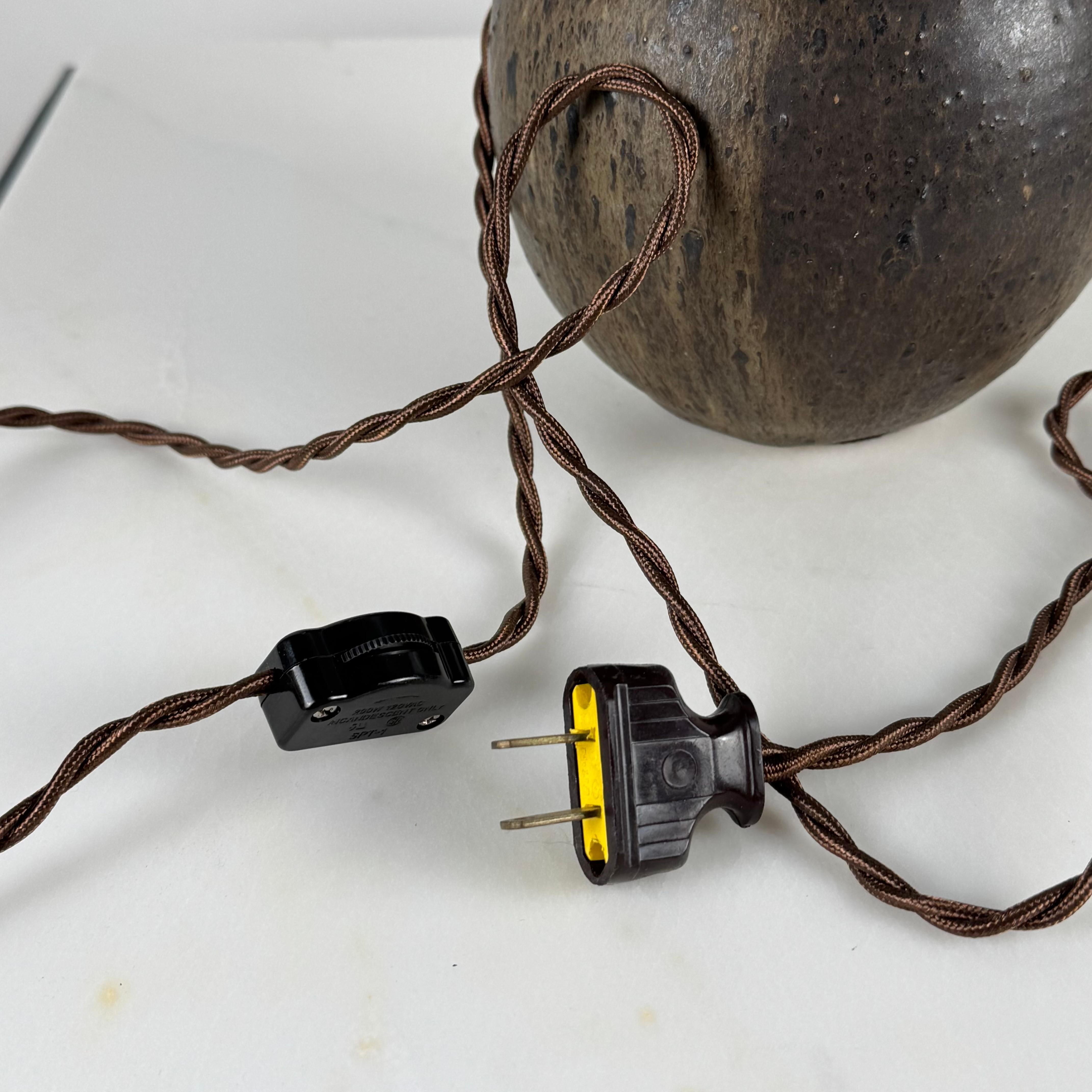Chic Studio Keramik-Schreibtischlampe mit passendem Papierschirm in Holzkohle im Angebot 4