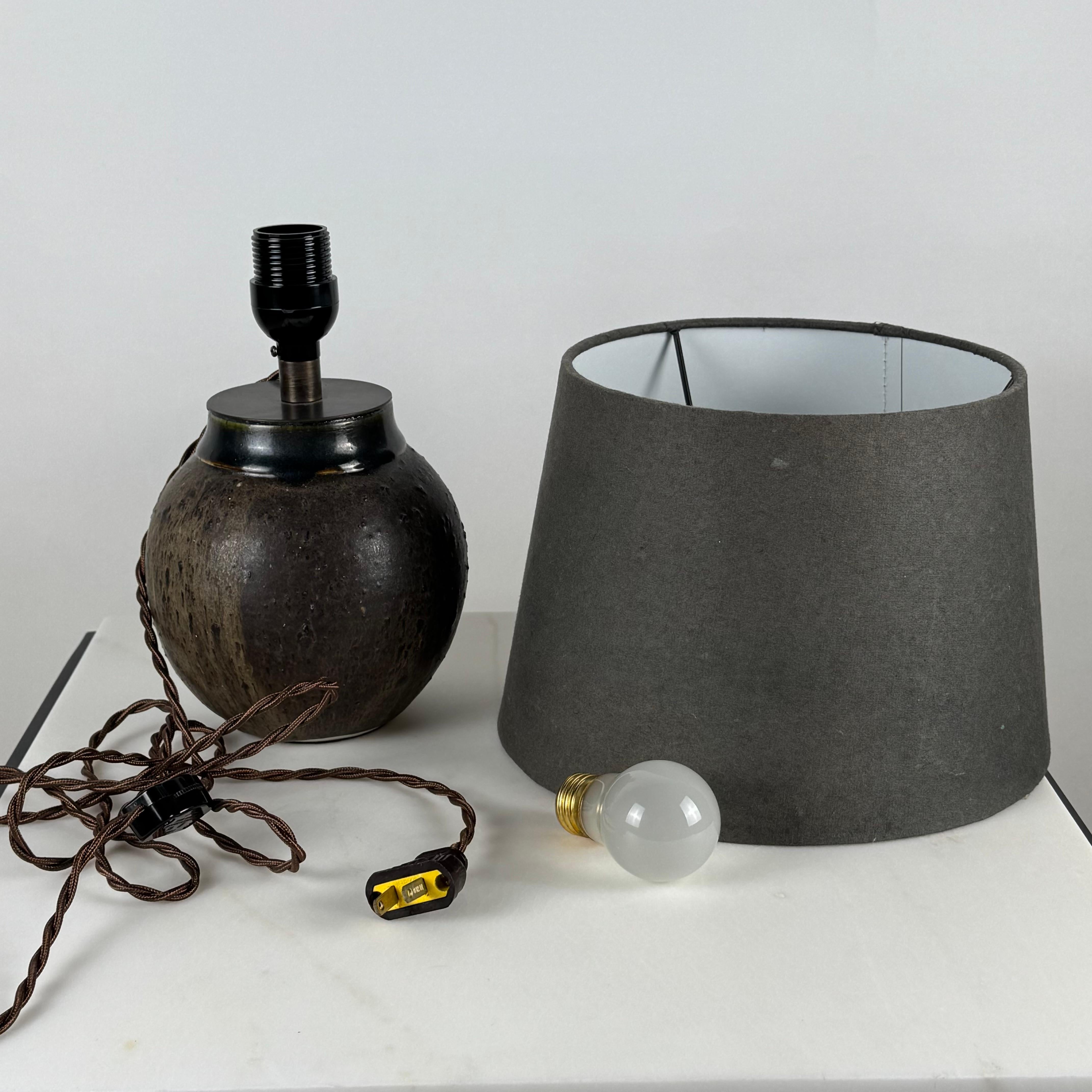 Chic Studio Keramik-Schreibtischlampe mit passendem Papierschirm in Holzkohle im Angebot 5