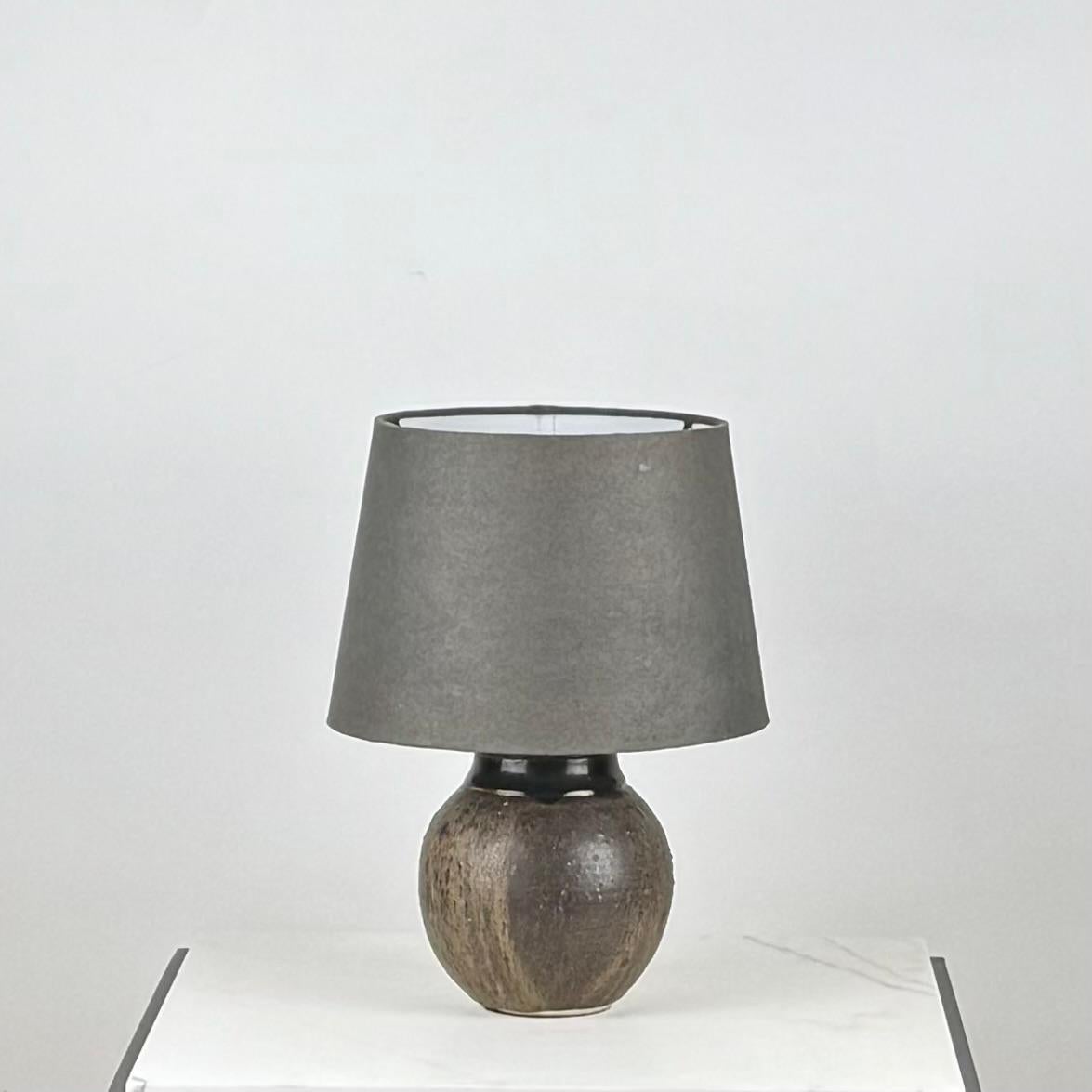 Strukturierte, matt glasierte Studio-Keramik-Schreibtischlampe oder kleine Tischlampe mit passendem anthrazitfarbenem Papierschirm. Einzigartige, elegante und stimmungsvolle Arbeit.

Die angegebenen Maße sind die Gesamtmaße des Sockels mit dem