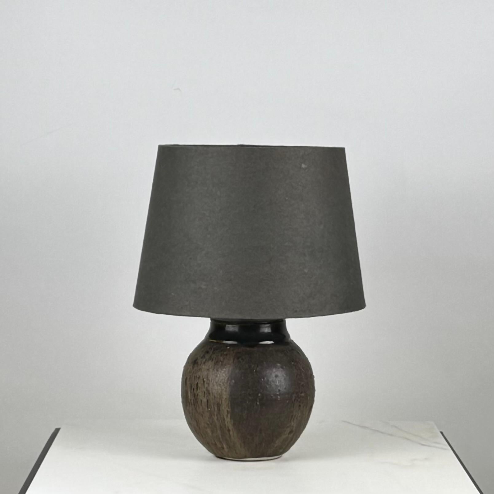 Chic Studio Keramik-Schreibtischlampe mit passendem Papierschirm in Holzkohle (Organische Moderne) im Angebot