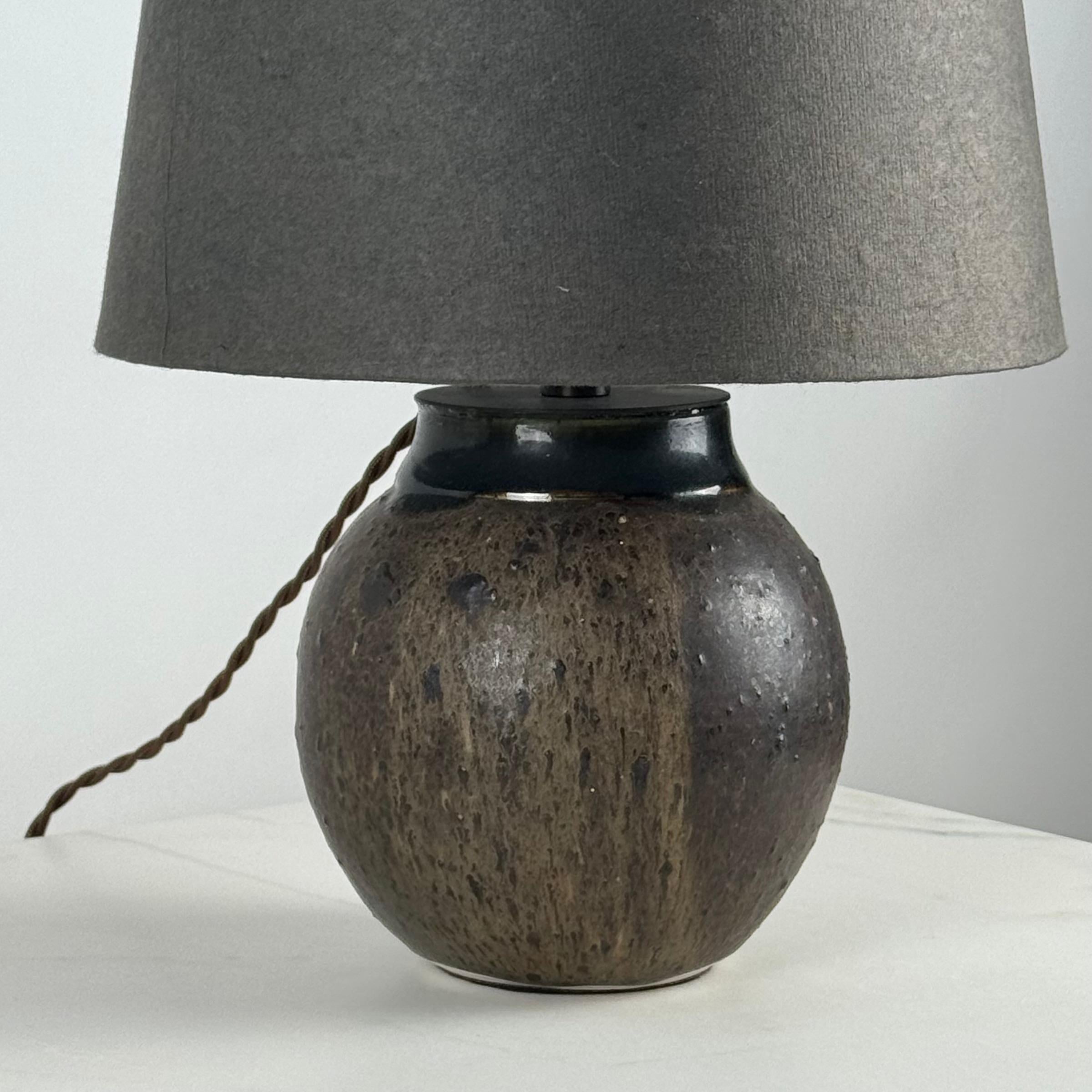 Chic Studio Keramik-Schreibtischlampe mit passendem Papierschirm in Holzkohle im Zustand „Hervorragend“ im Angebot in Los Angeles, CA