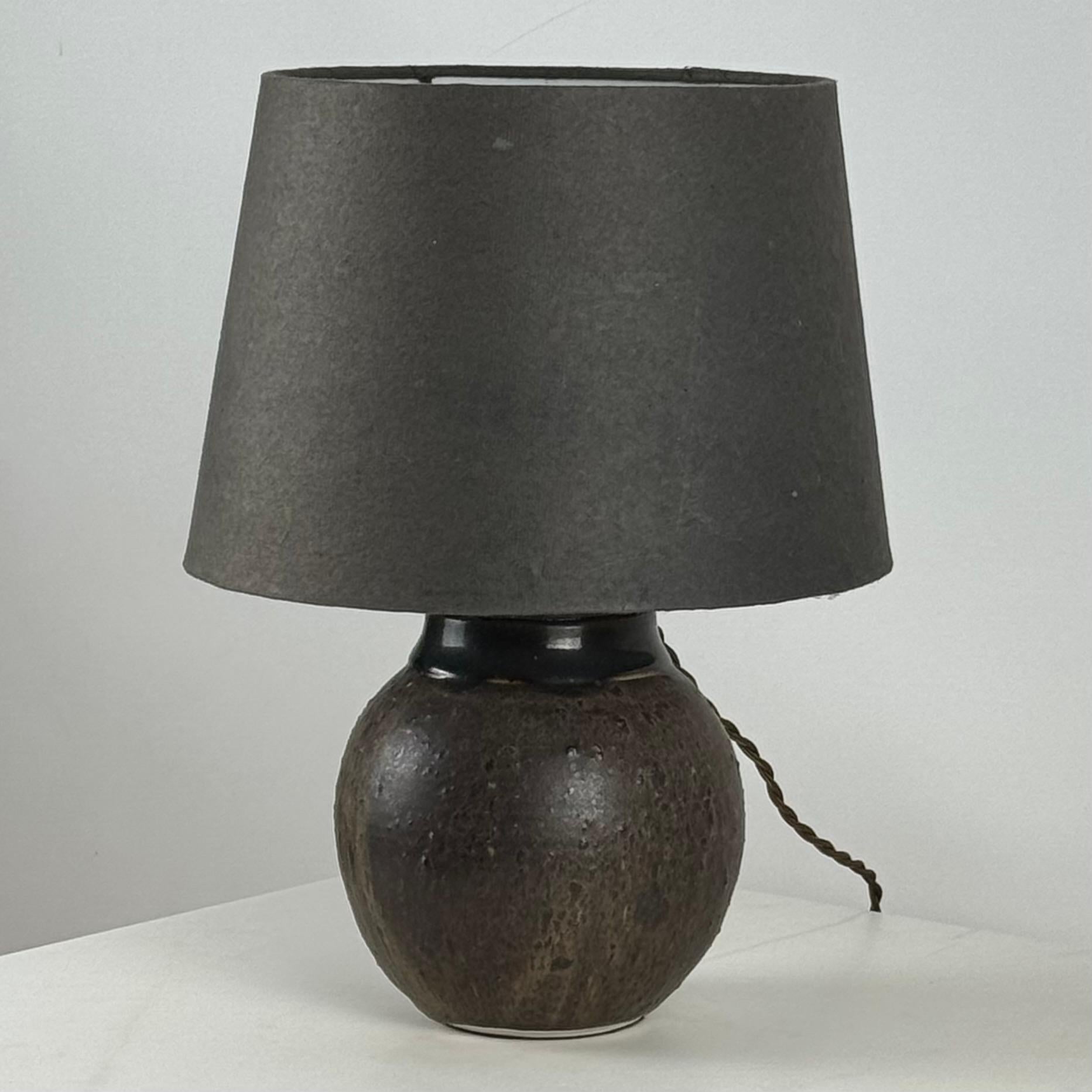 Chic Studio Keramik-Schreibtischlampe mit passendem Papierschirm in Holzkohle (Mitte des 20. Jahrhunderts) im Angebot