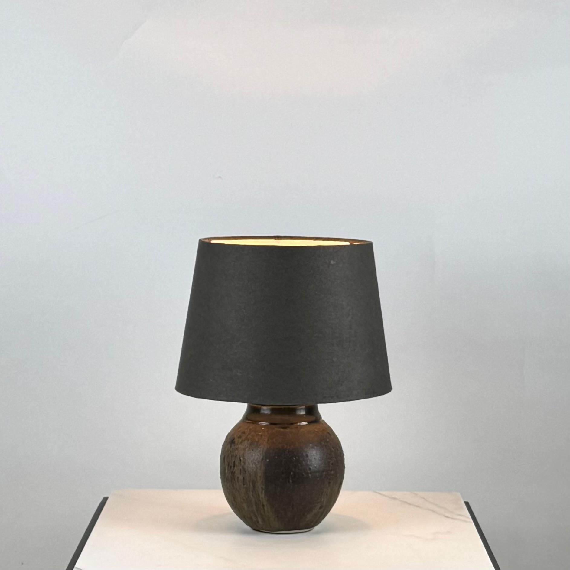 Chic Studio Keramik-Schreibtischlampe mit passendem Papierschirm in Holzkohle im Angebot 1
