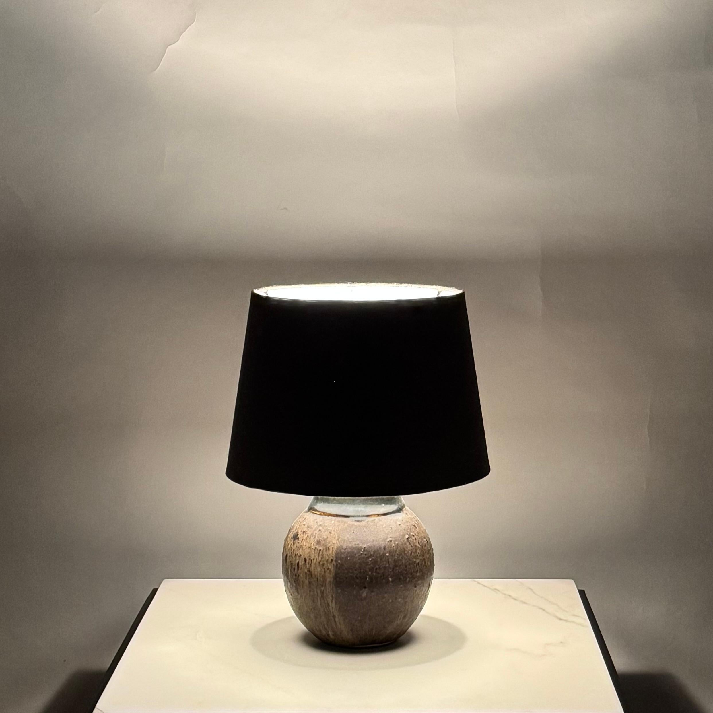 Chic Studio Keramik-Schreibtischlampe mit passendem Papierschirm in Holzkohle im Angebot 2
