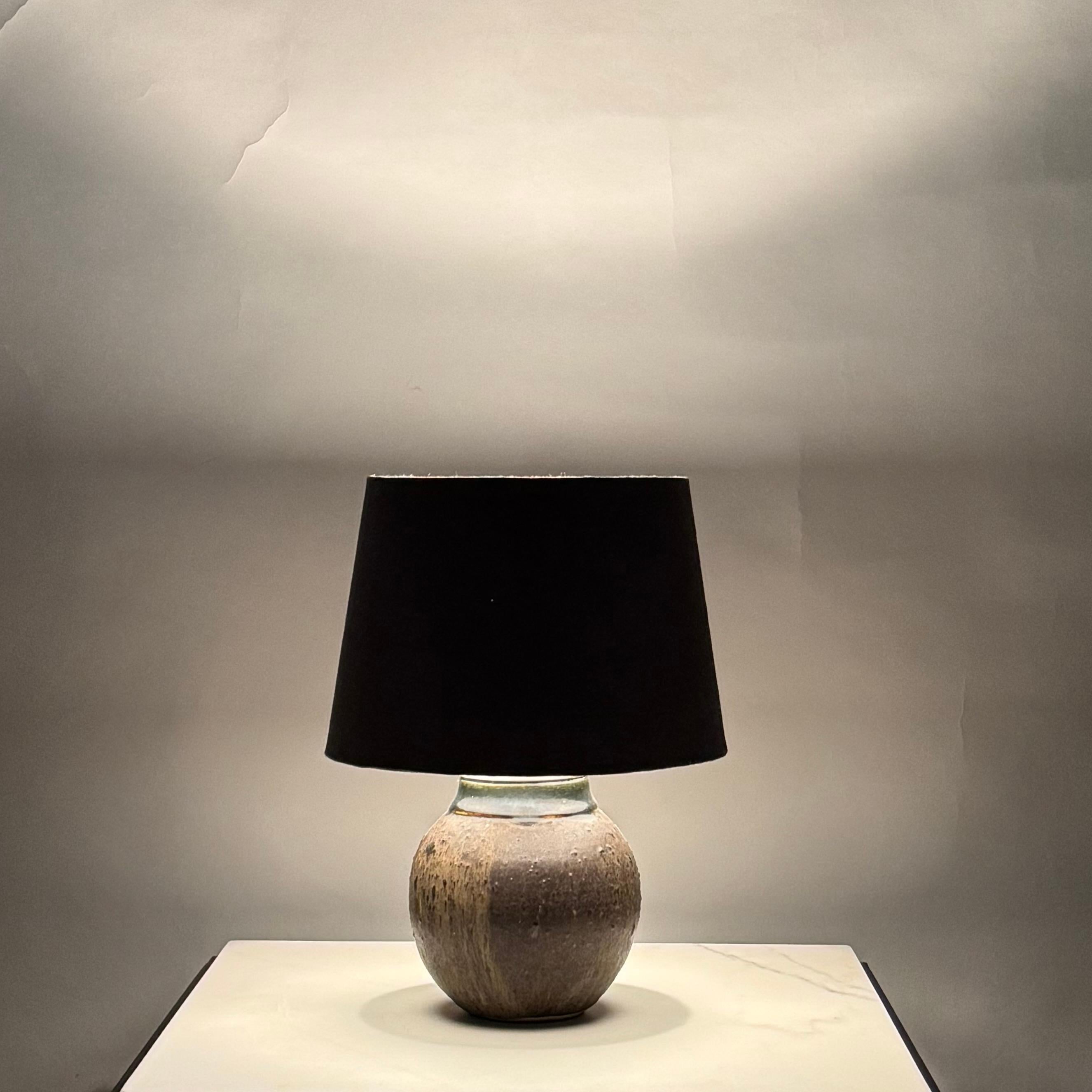 Chic Studio Keramik-Schreibtischlampe mit passendem Papierschirm in Holzkohle im Angebot 3