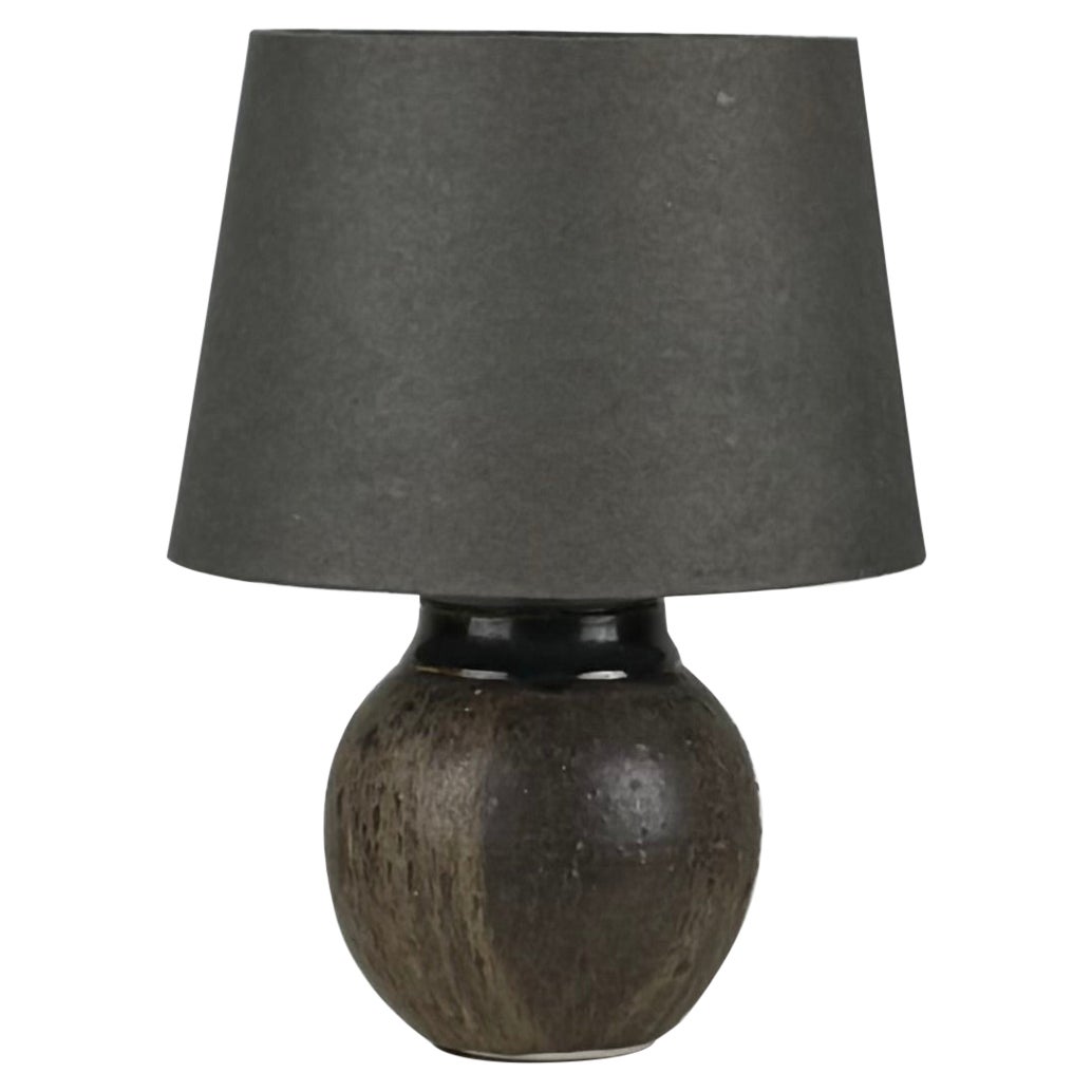Chic Studio Keramik-Schreibtischlampe mit passendem Papierschirm in Holzkohle im Angebot