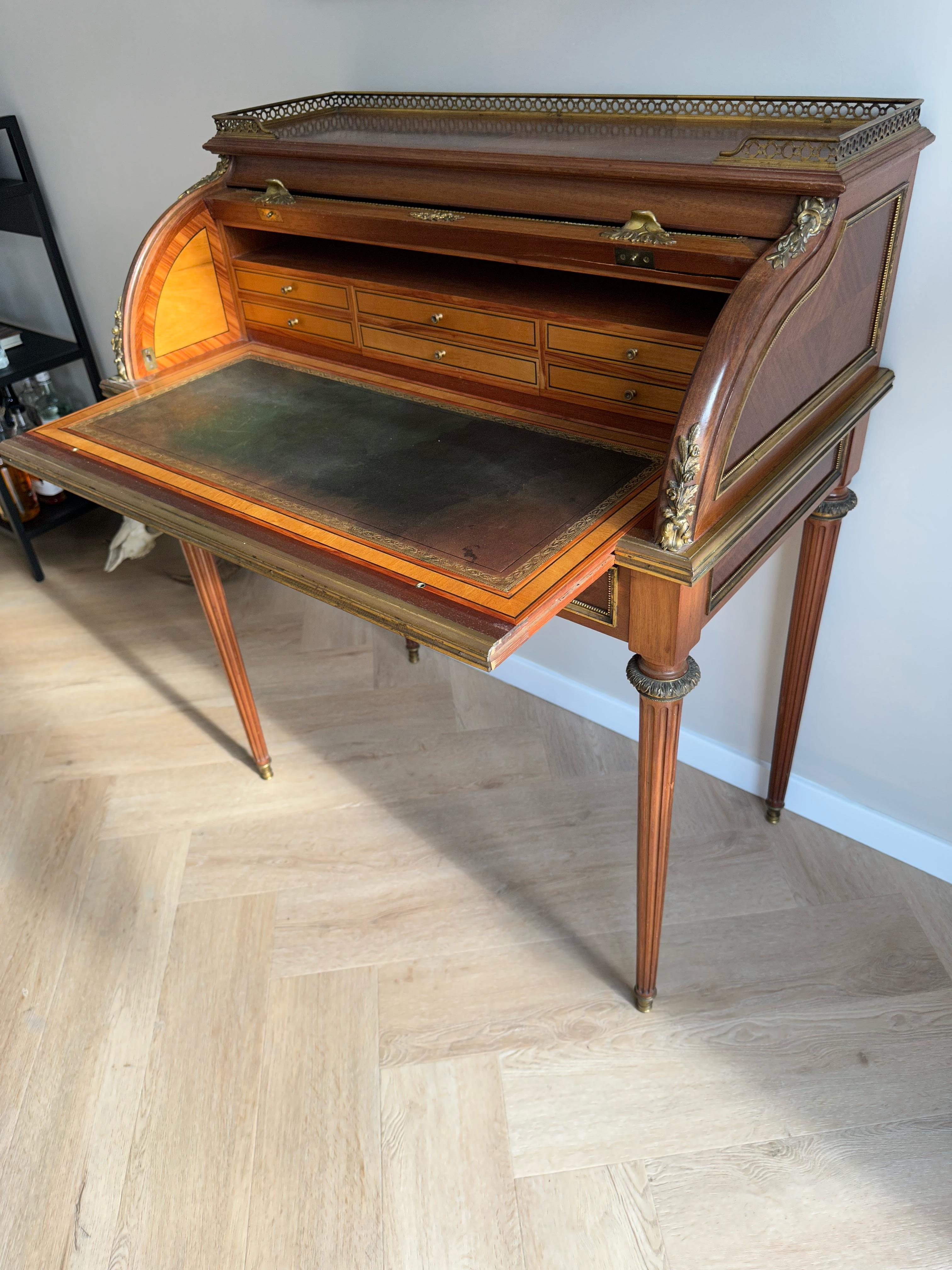 Inlay Chic & Stylish Mercier Frères, Paris Nutwood and Gilt Bronze Ladies Writing Desk For Sale