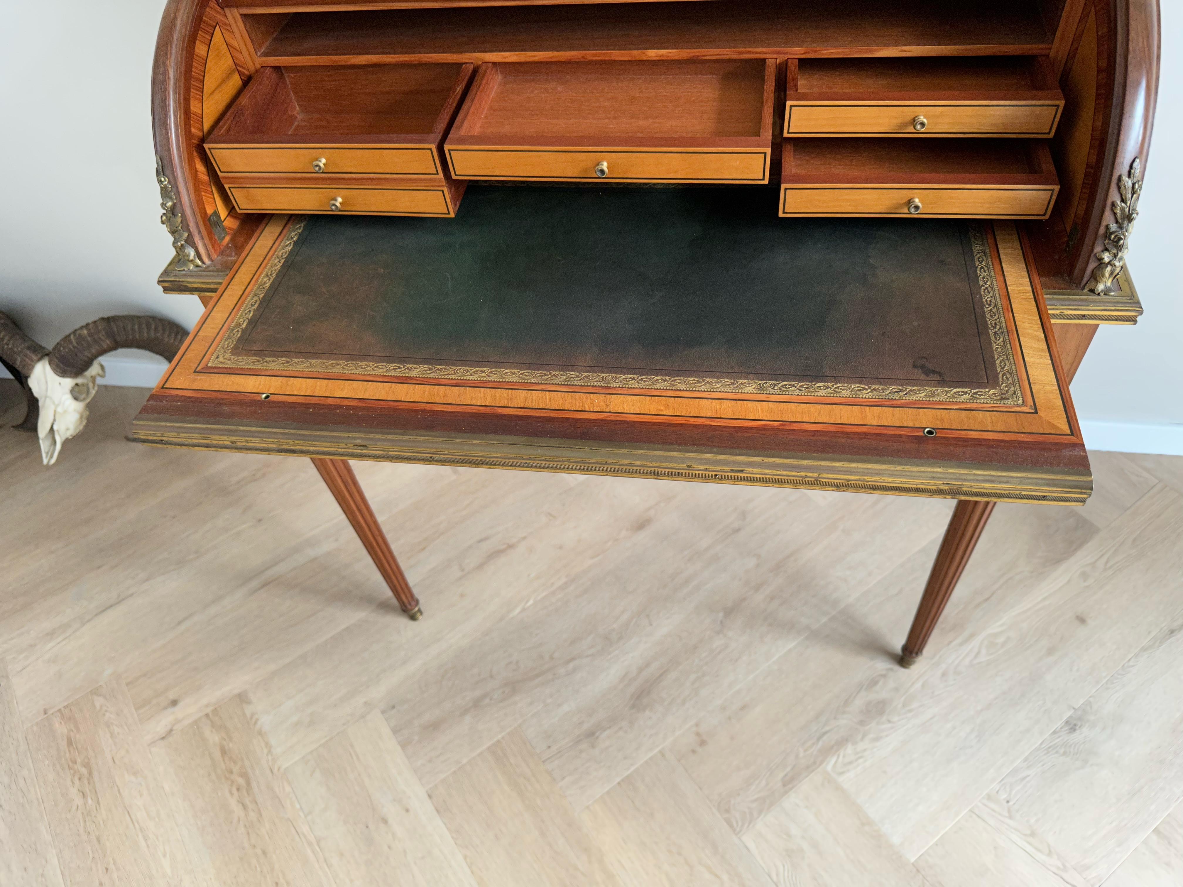 Chic & Stylish Mercier Frères, Paris Nutwood and Gilt Bronze Ladies Writing Desk In Excellent Condition For Sale In Lisse, NL