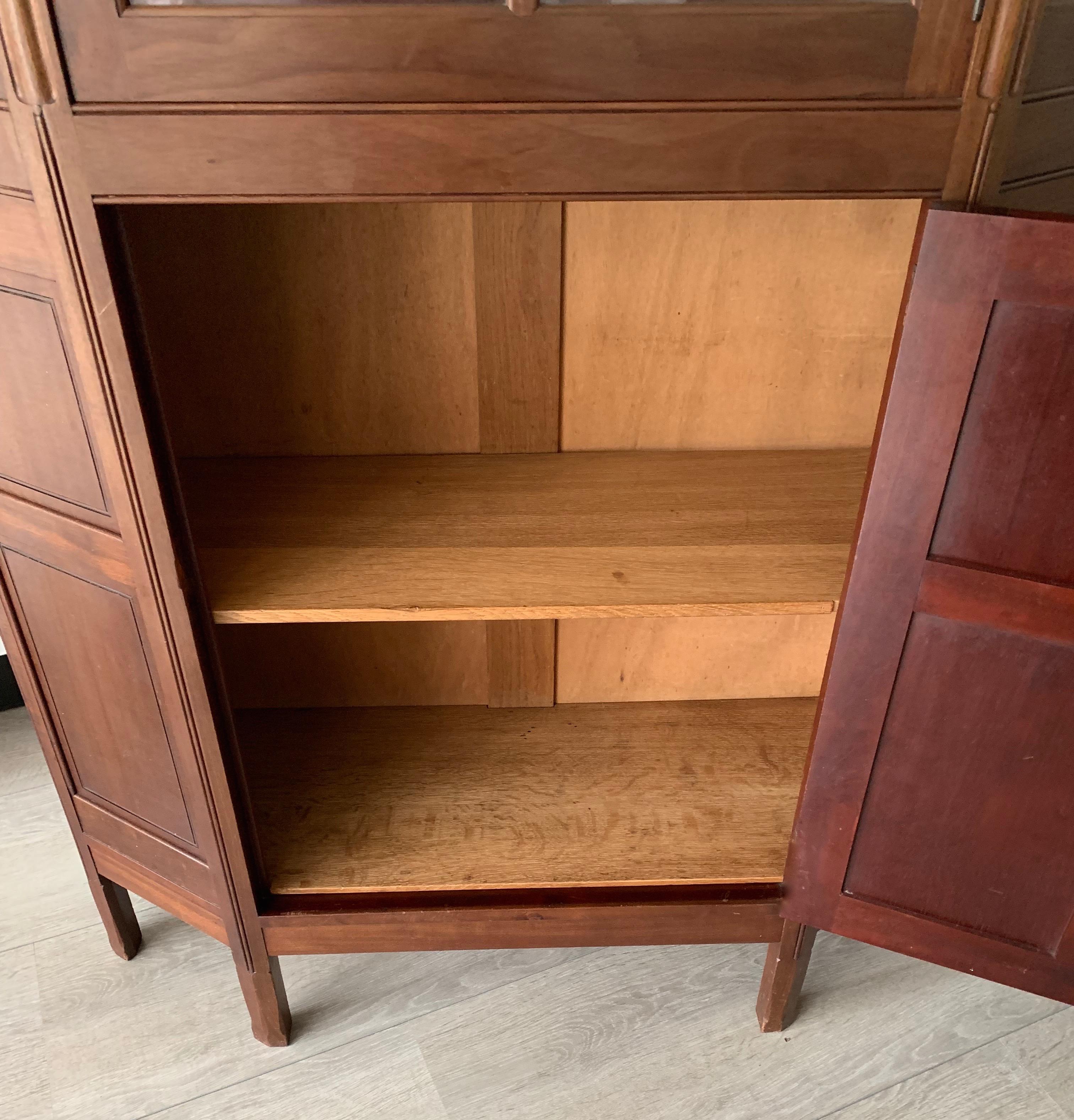 Chic und stilvoller holländischer Arts & Crafts-Vitrinenschrank / Vitrine aus Massivholz im Angebot 3