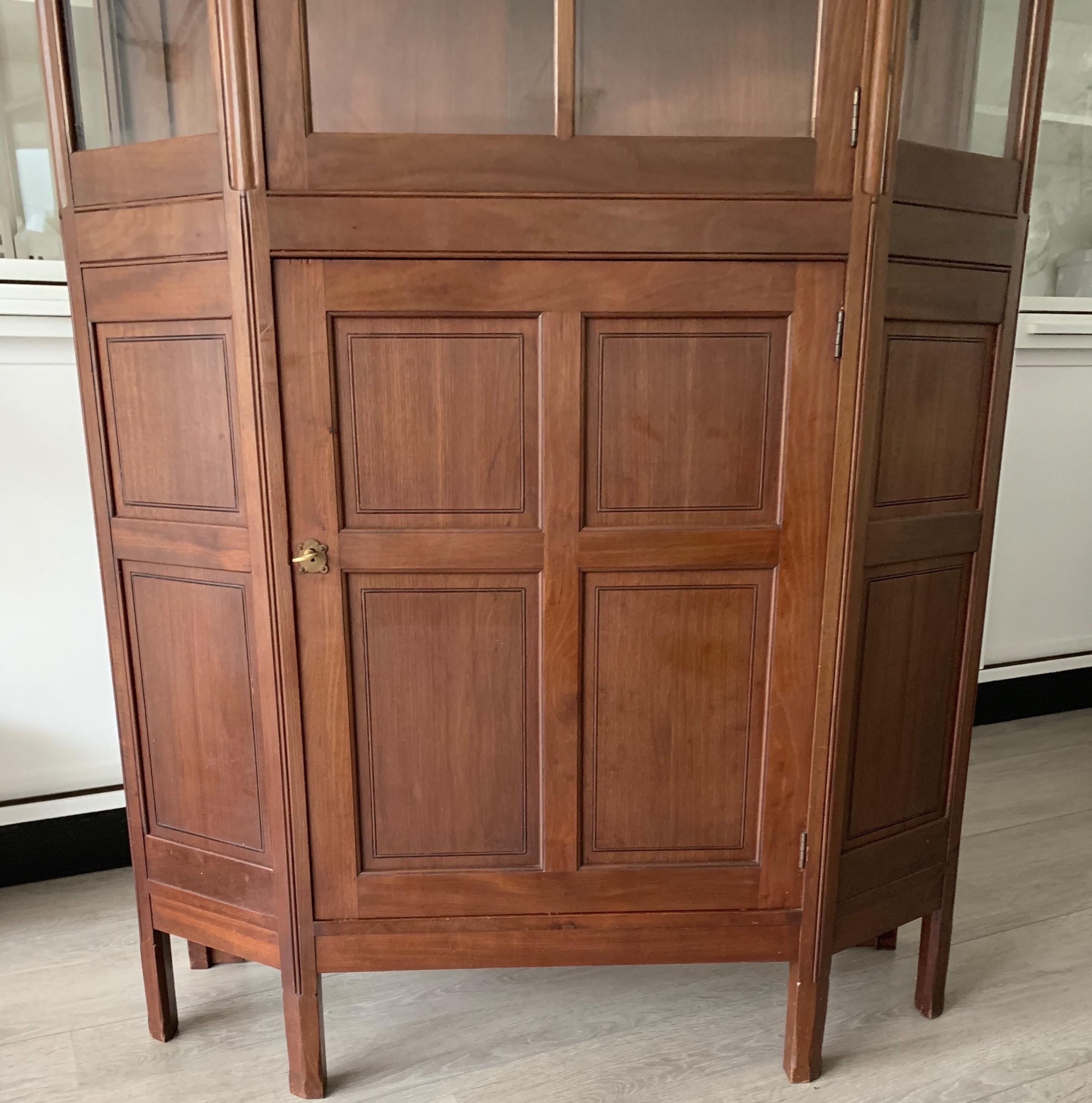 Chic und stilvoller holländischer Arts & Crafts-Vitrinenschrank / Vitrine aus Massivholz im Angebot 7