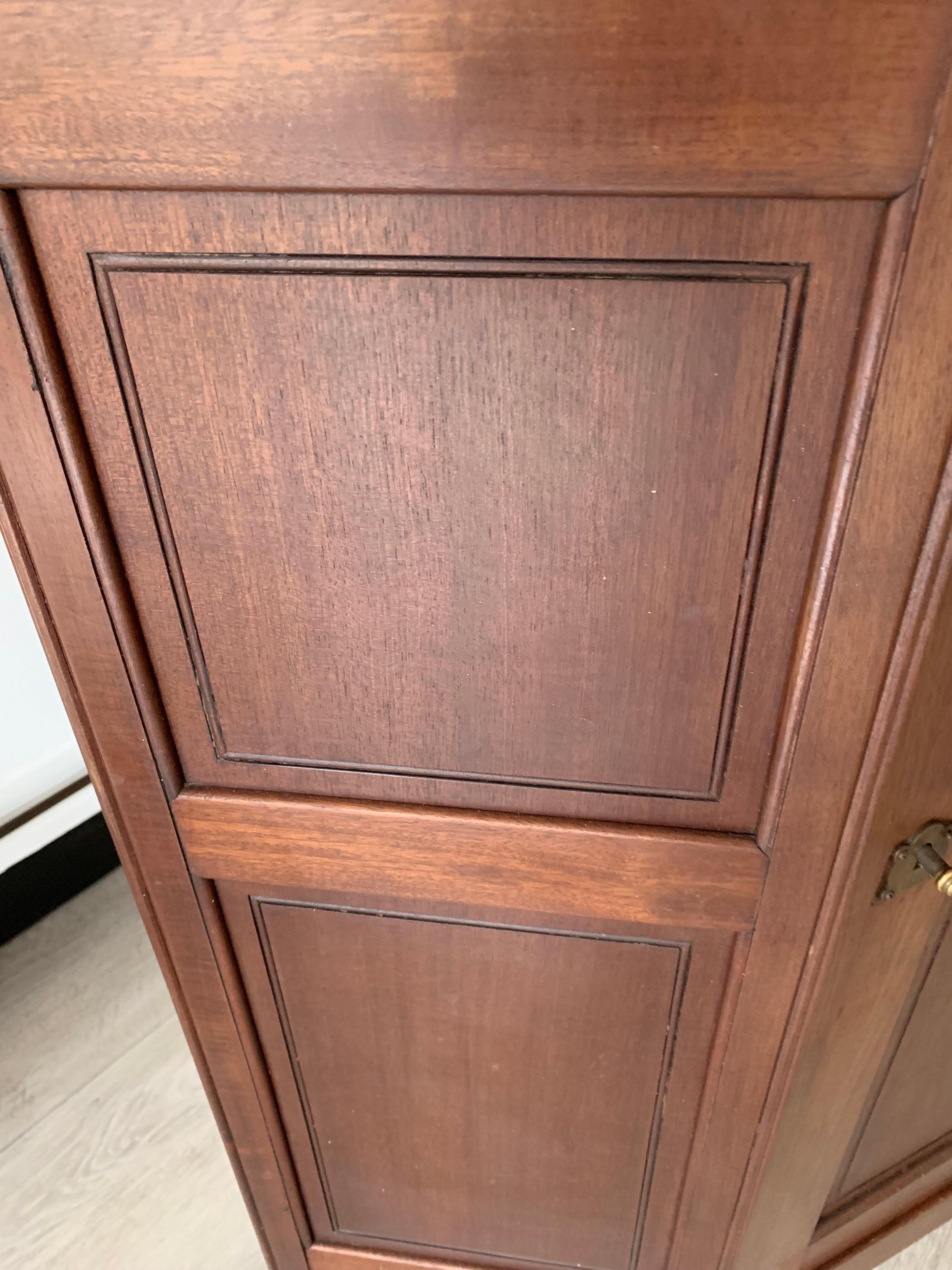 Chic und stilvoller holländischer Arts & Crafts-Vitrinenschrank / Vitrine aus Massivholz im Angebot 11